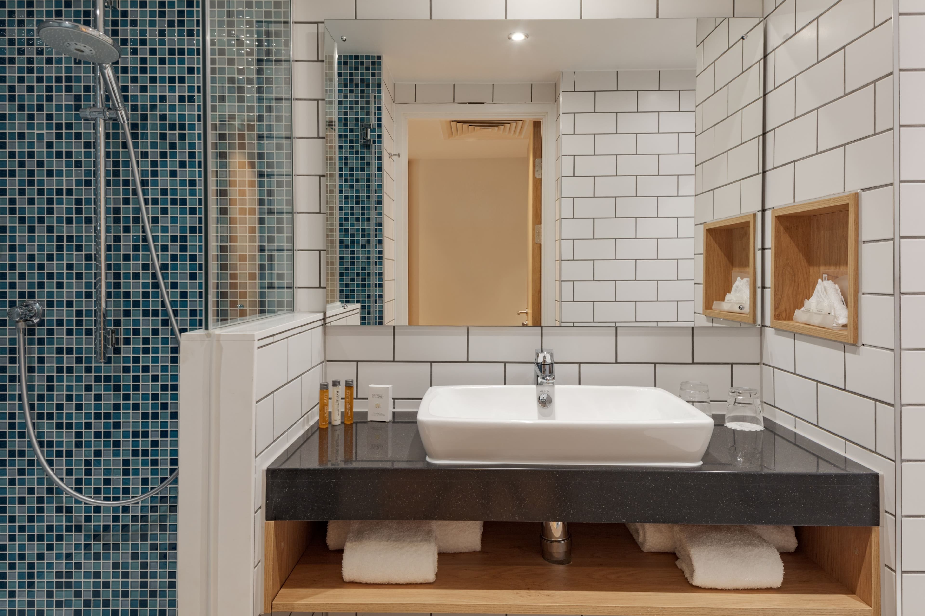 Holiday Inn London - Heathrow Bath Road — 6