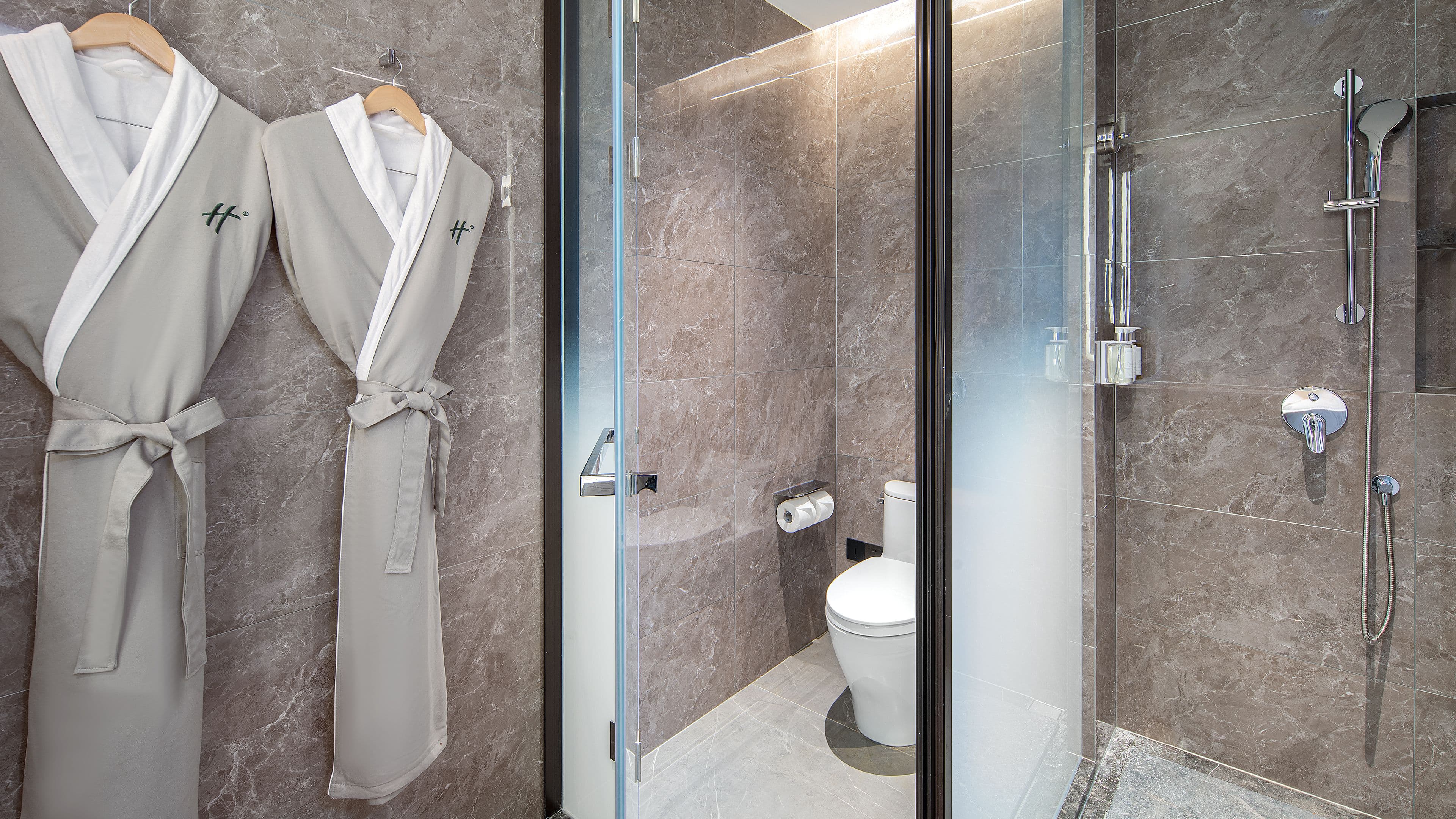 Holiday Inn Wuhan Houguan Lake - Image 2