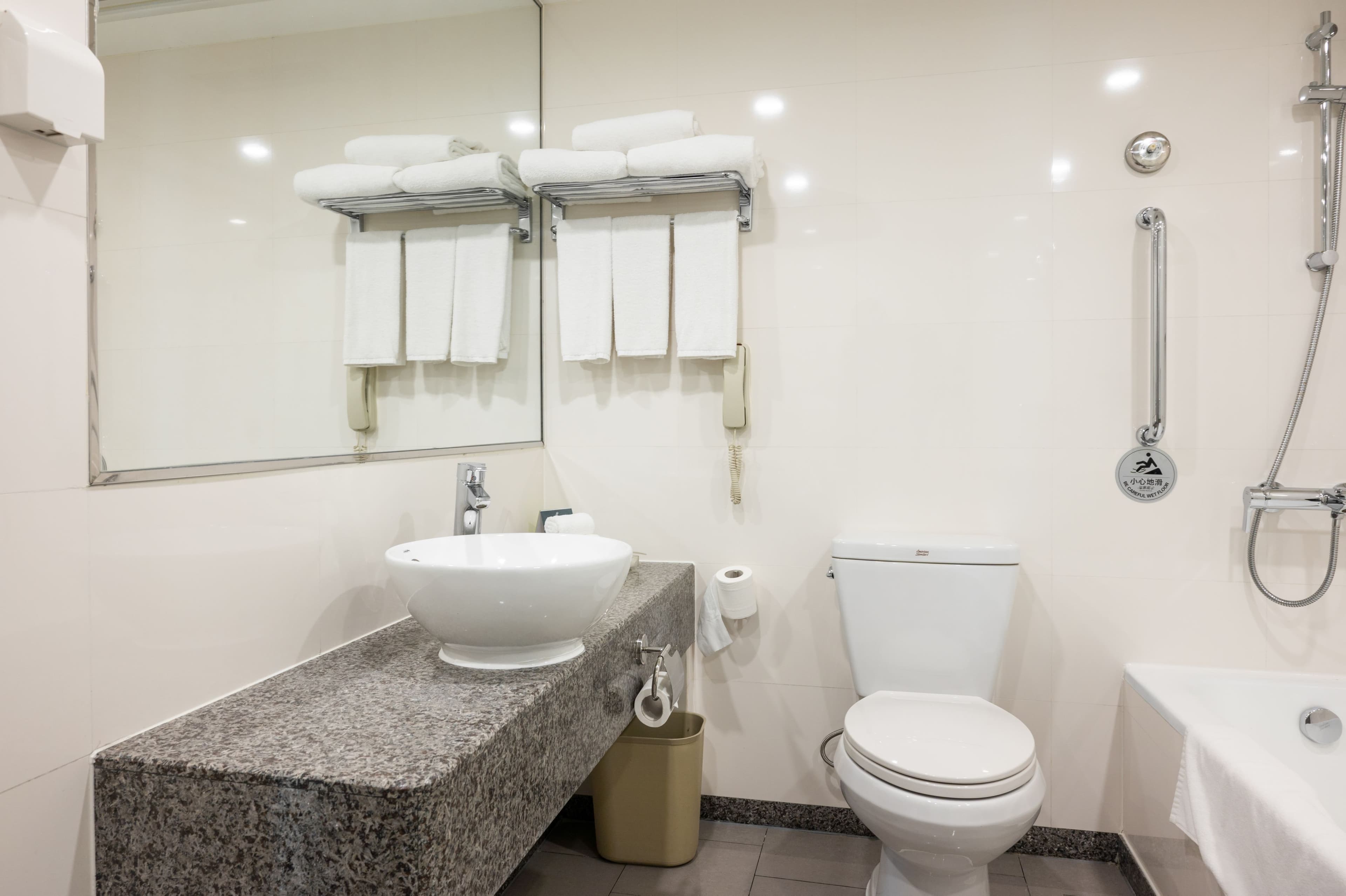 Holiday Inn Wuhan Riverside - Image 4