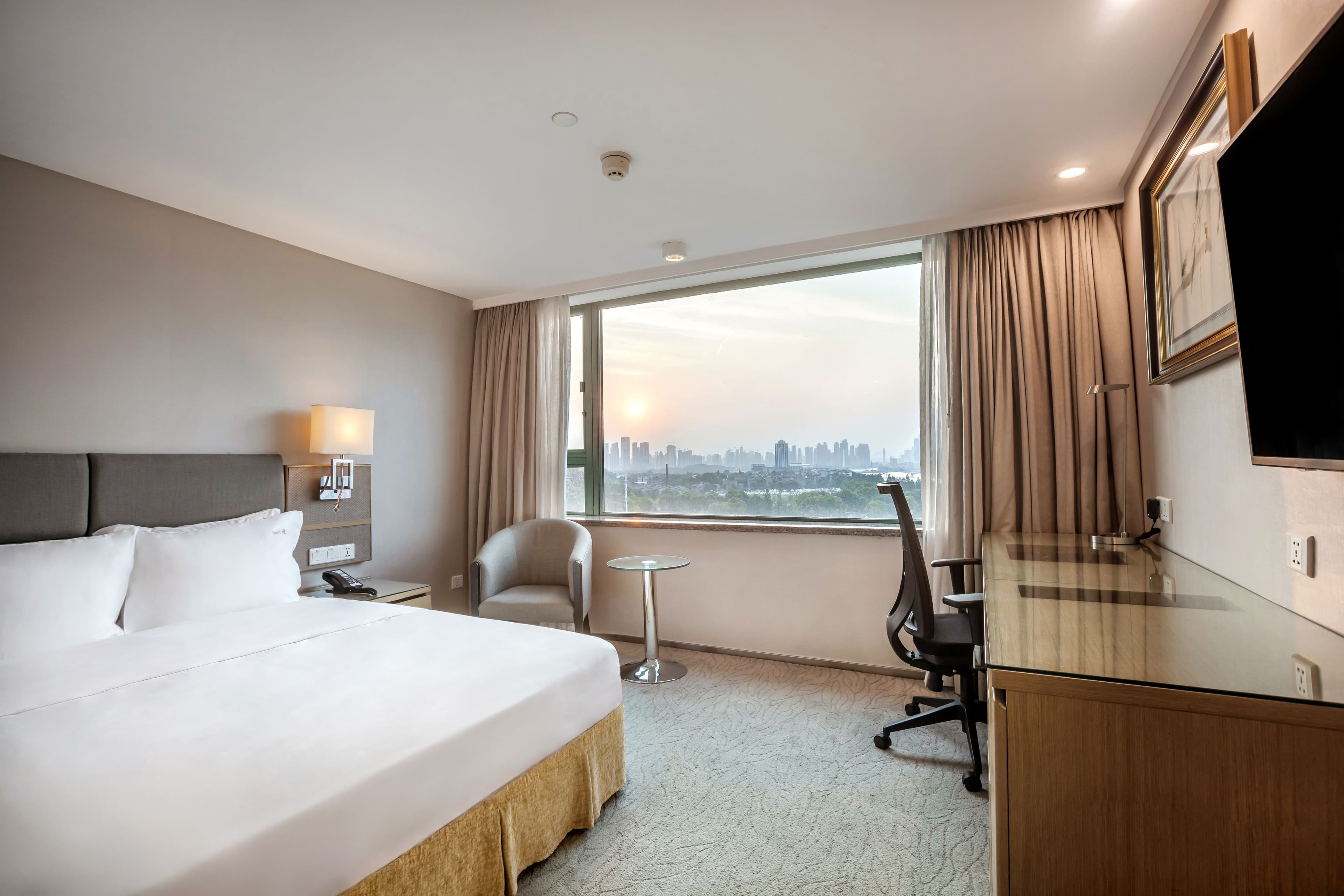 Holiday Inn Wuhan Riverside - Image 2