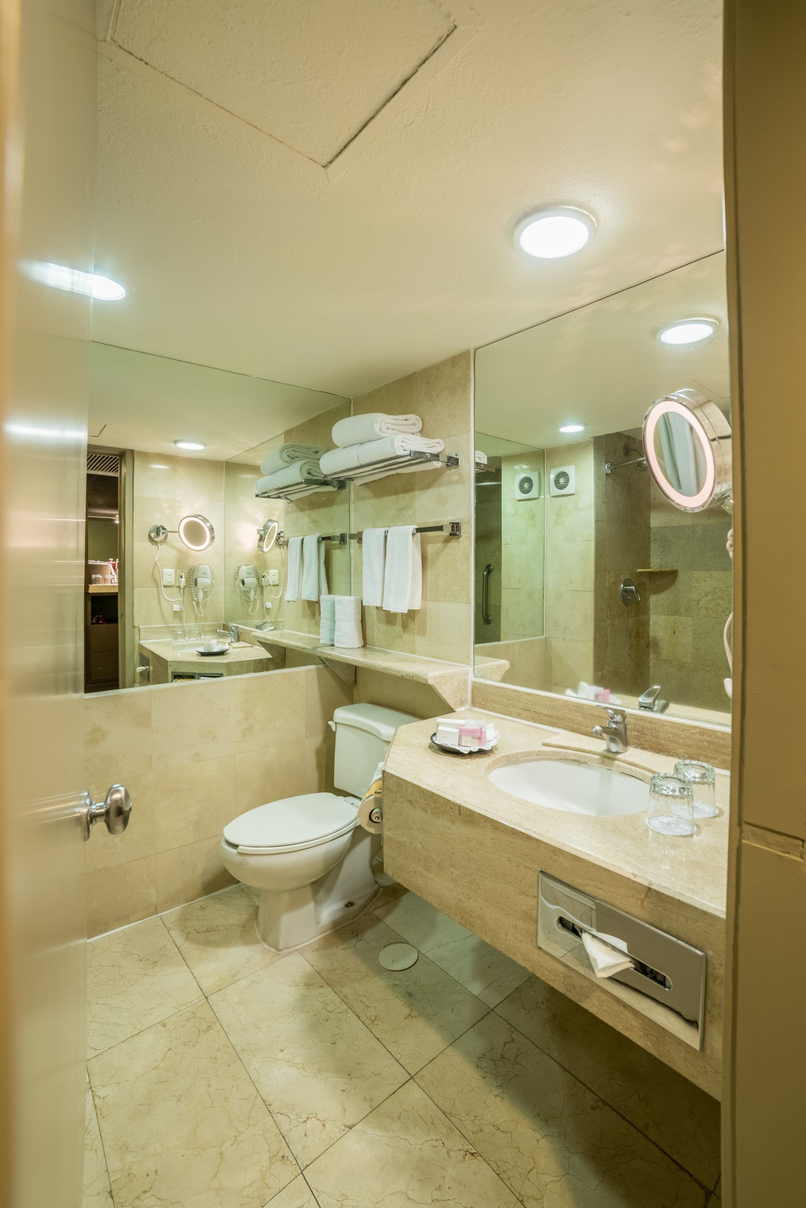 Holiday Inn Guadalajara Expo — 8