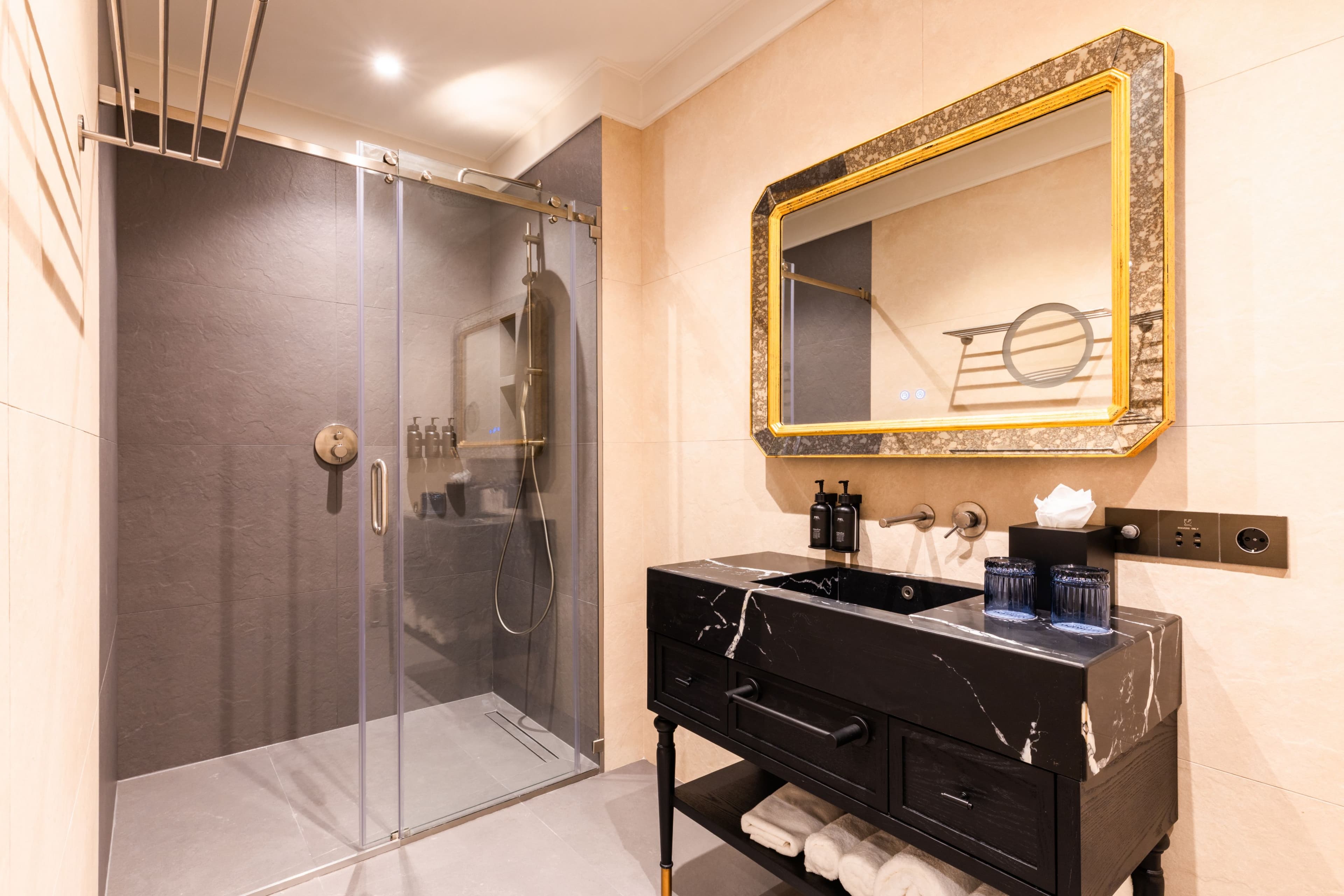 Hotel Indigo Batumi - Old Town — 23