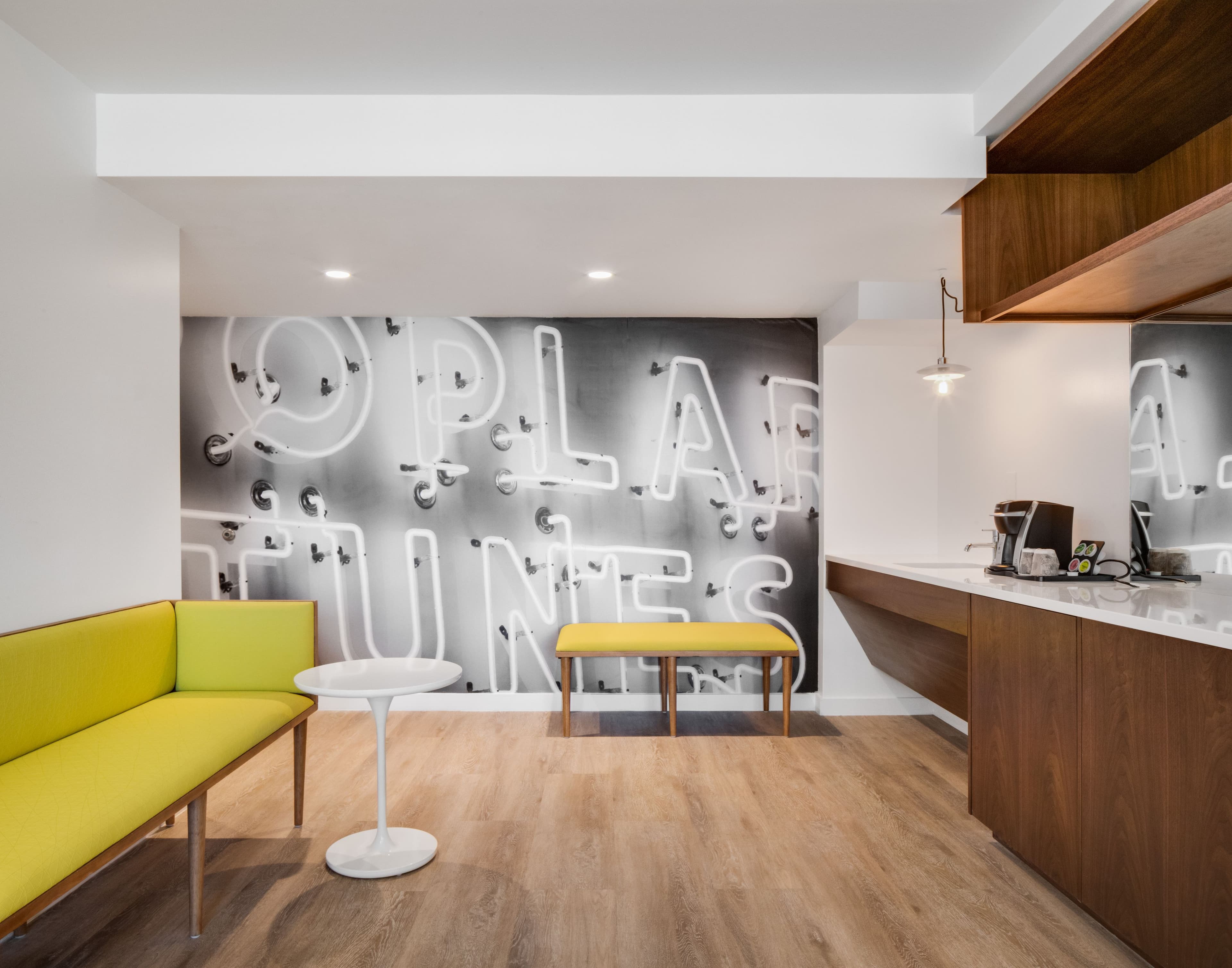Hotel Indigo Memphis Downtown — 9