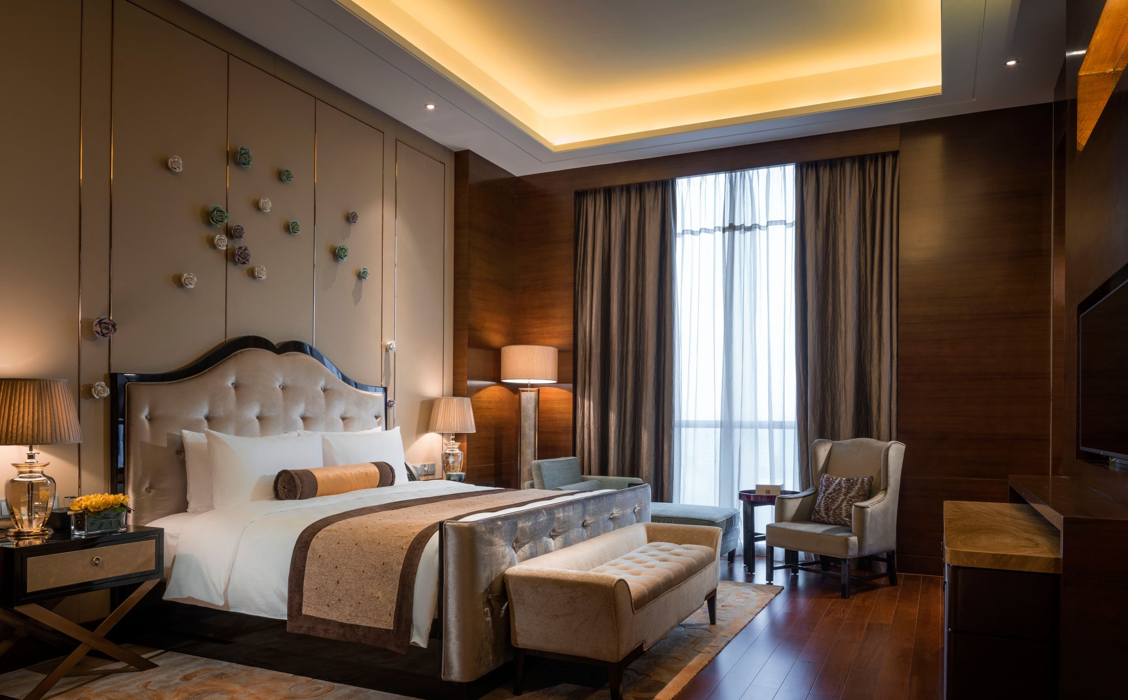 HUALUXE Yangjiang City Center - Image 3
