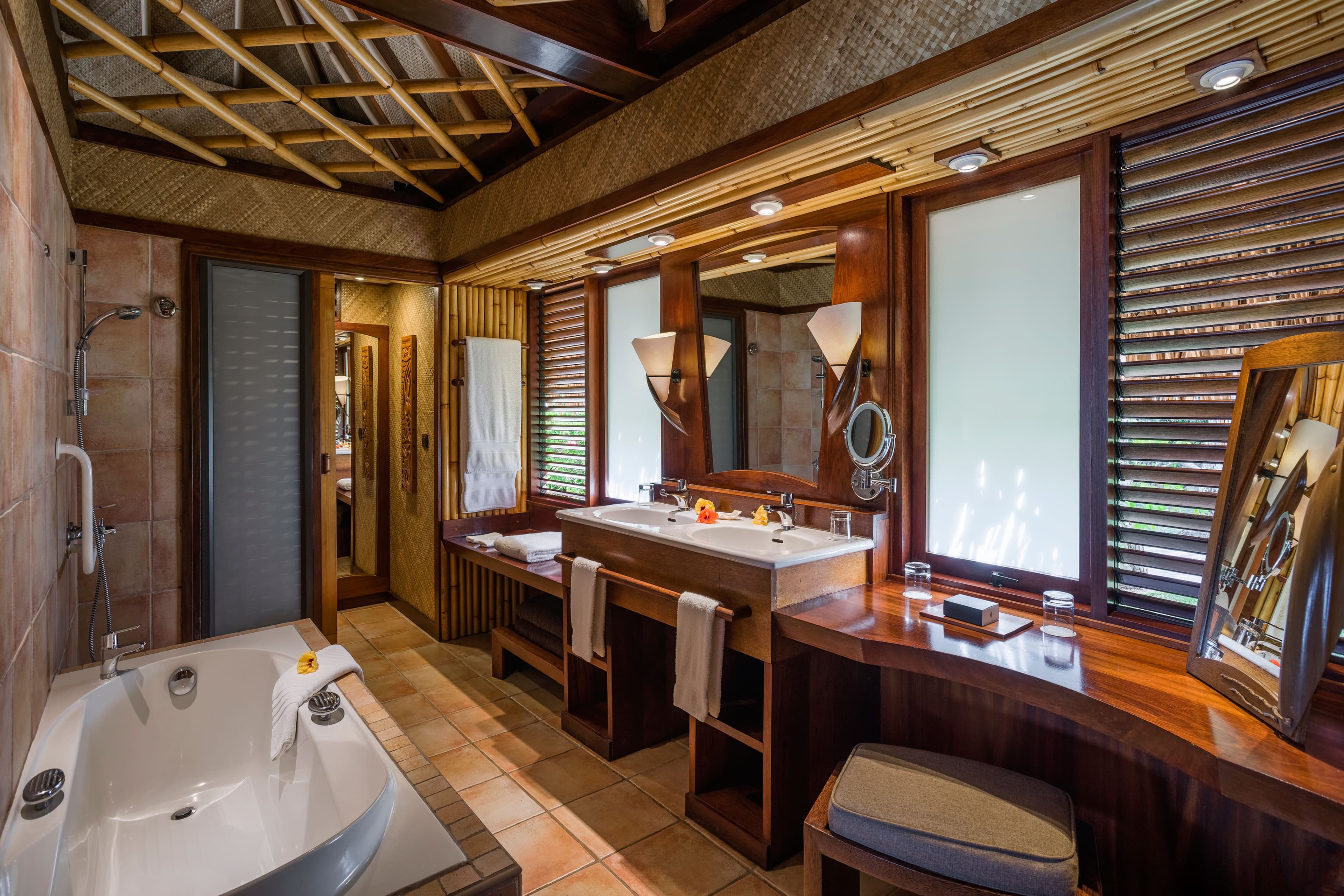 1 Beach Bungalow Lagoon View - Image 7