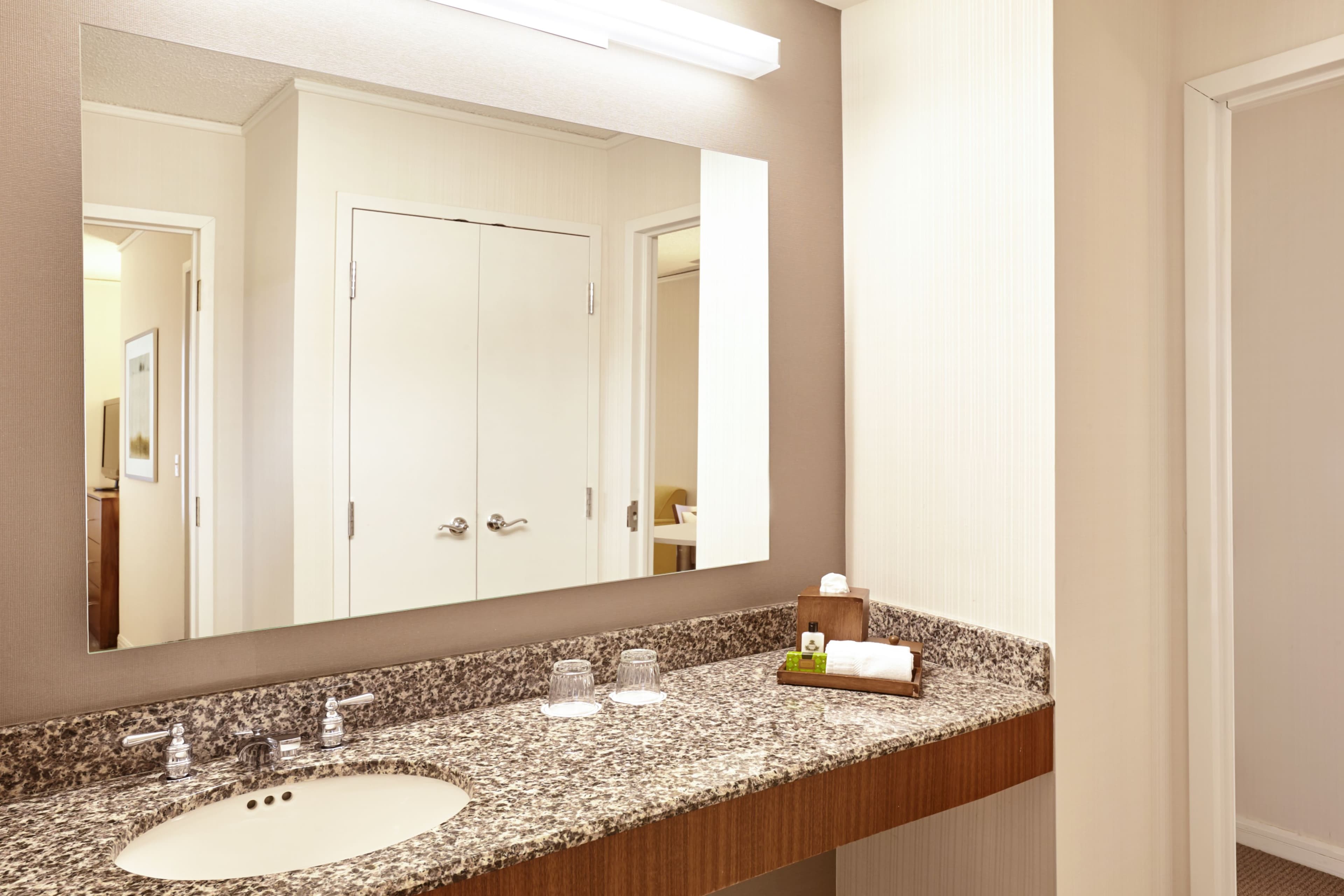 InterContinental Suites Hotel Cleveland - Image 5