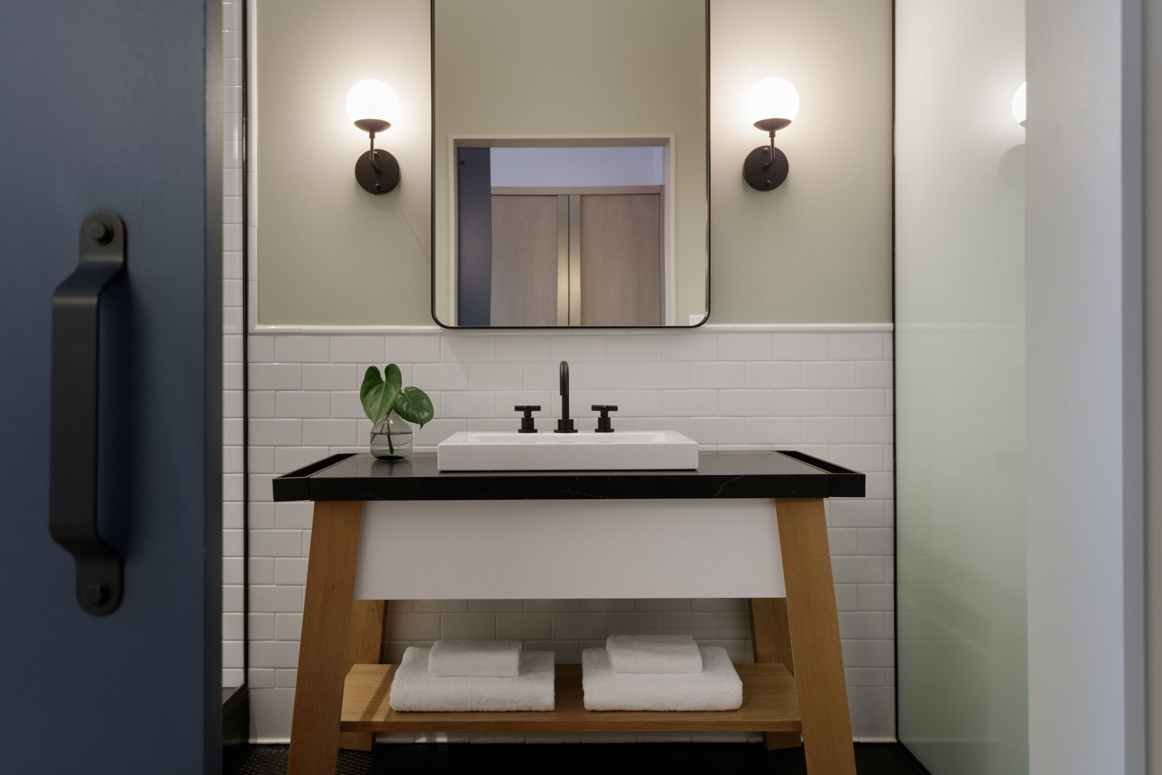 2 Queen Mobility Accessible Tub - Image 4