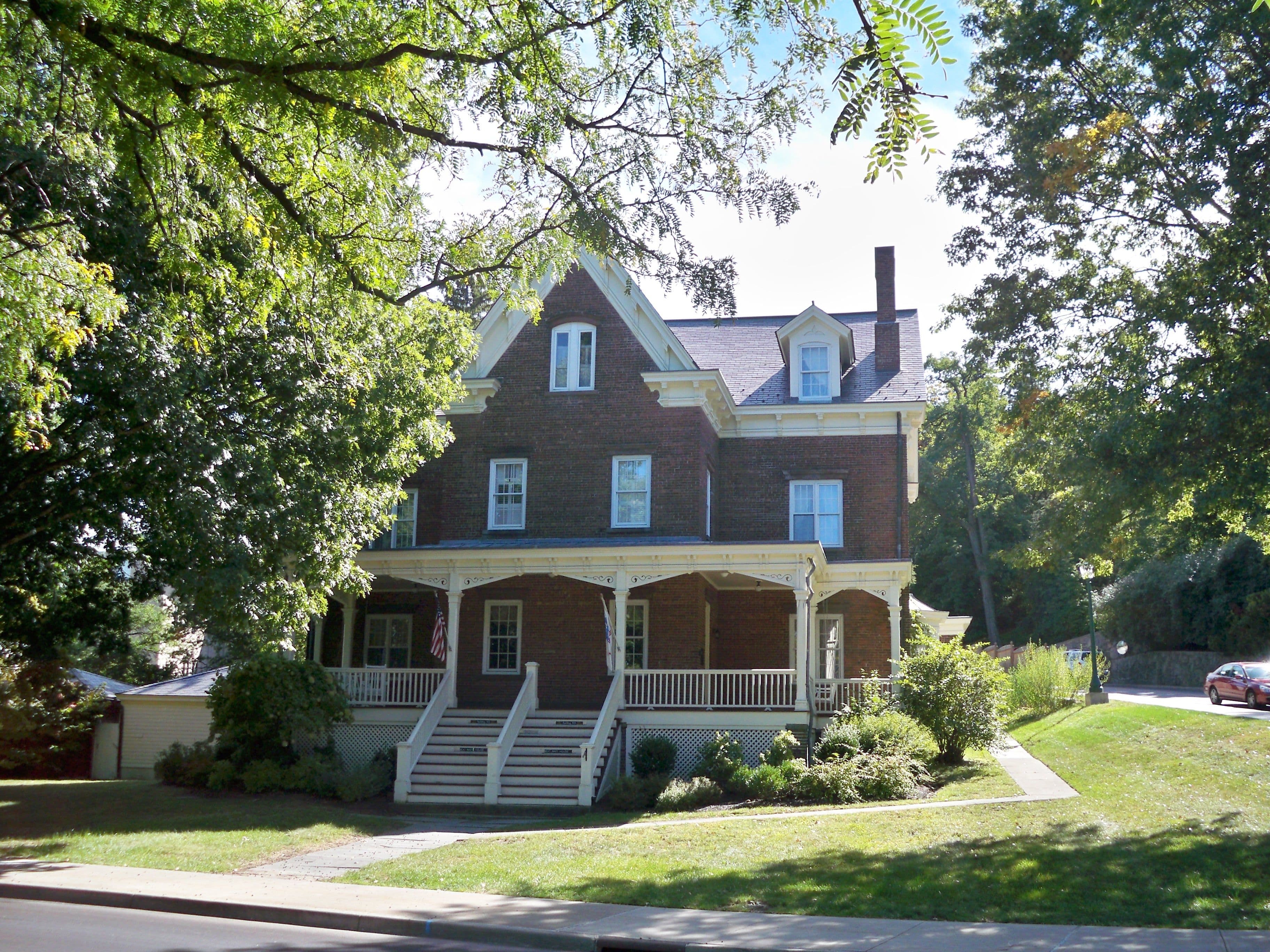 IHG Army Hotels Beat Navy House - Historia - Image 1