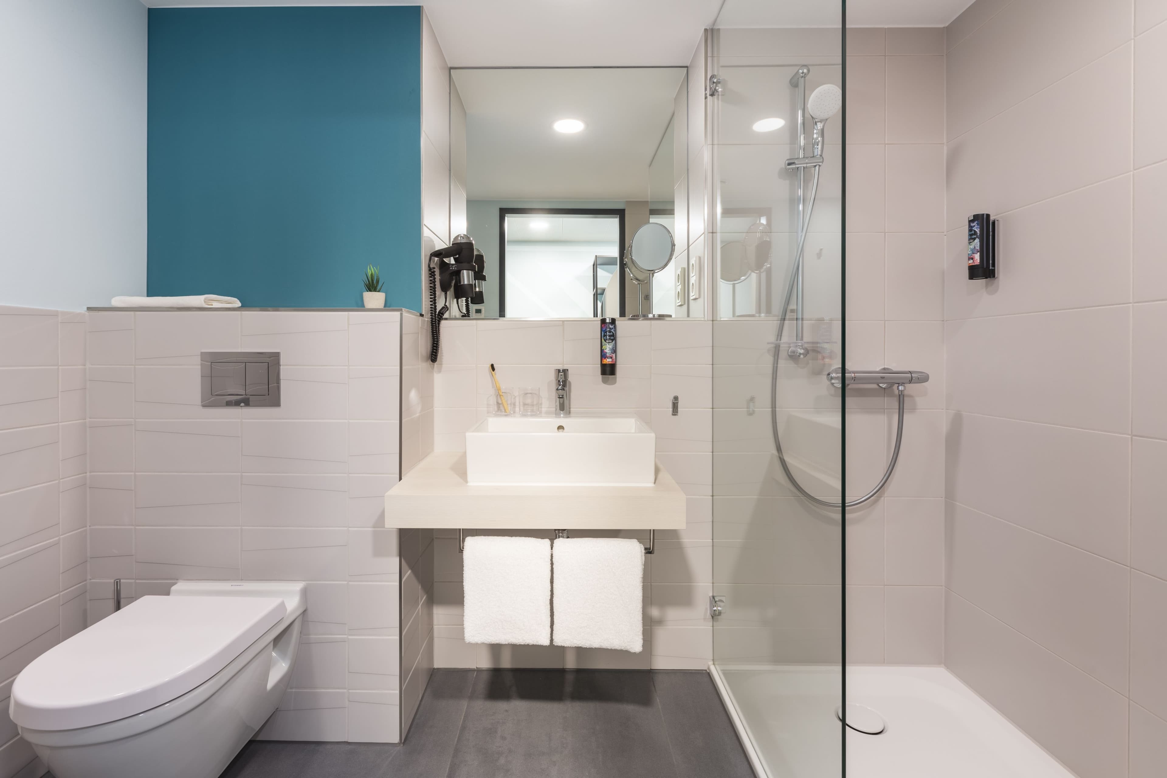 Holiday Inn - the niu, Seven Dusseldorf Ost - Image 3