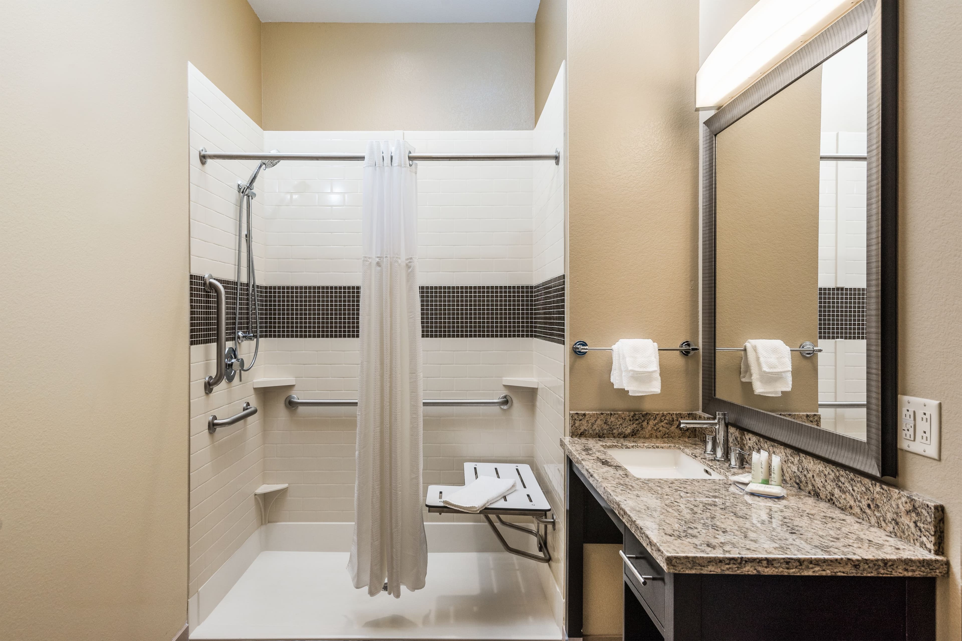 Staybridge Suites Eau Claire - Altoona - Image 2