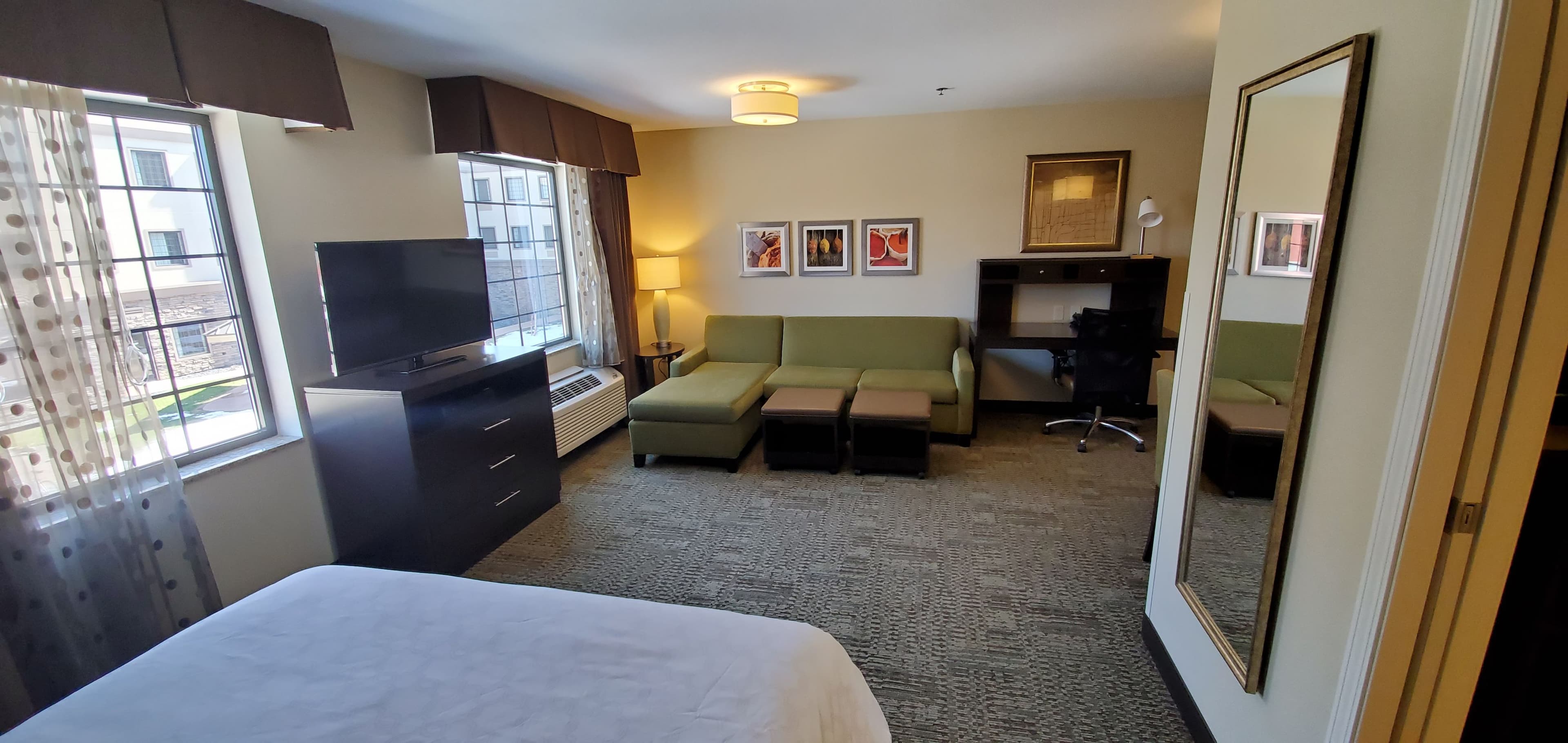 Staybridge Suites Eau Claire - Altoona - Image 4