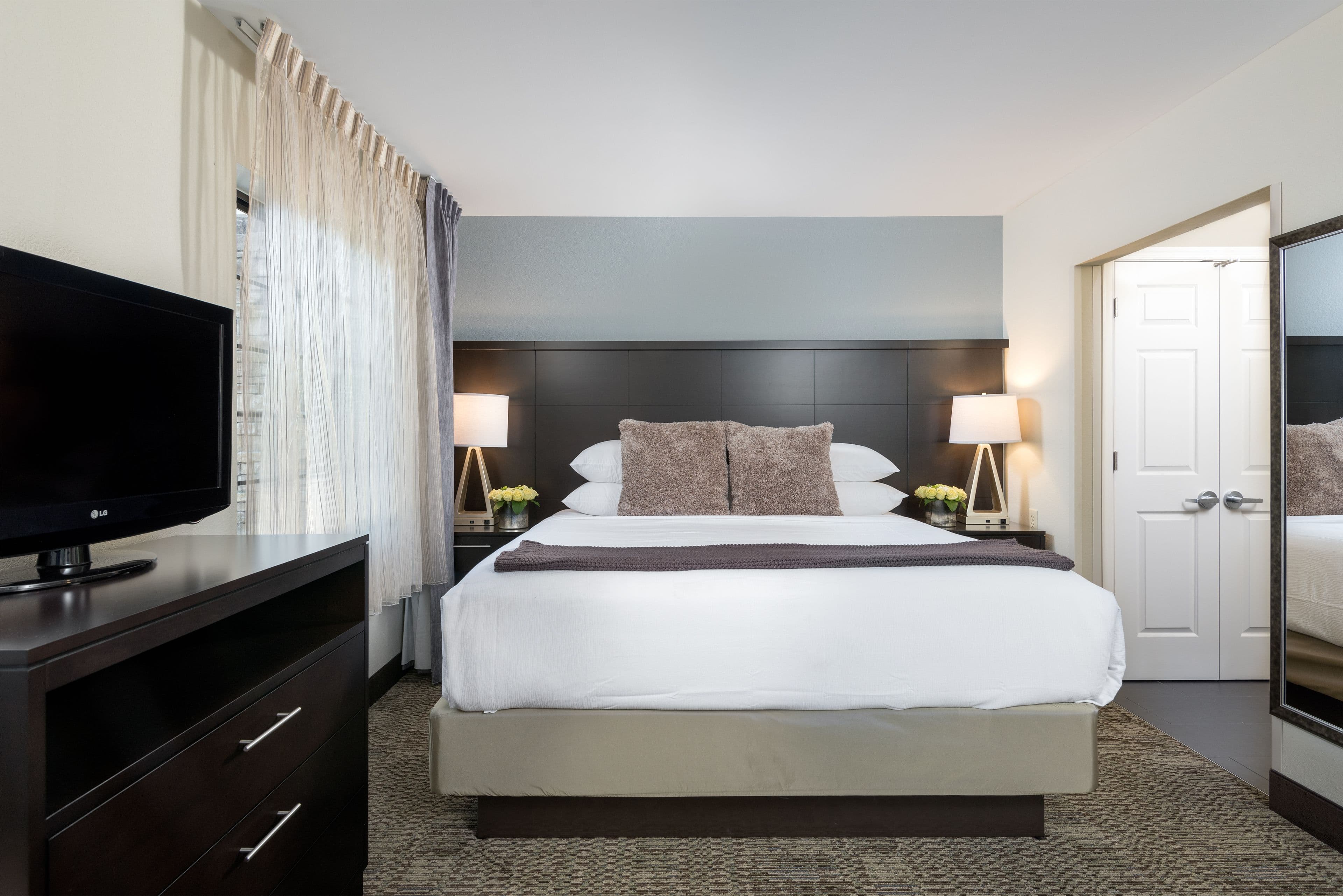 Staybridge Suites Chantilly Dulles Airport - Image 2
