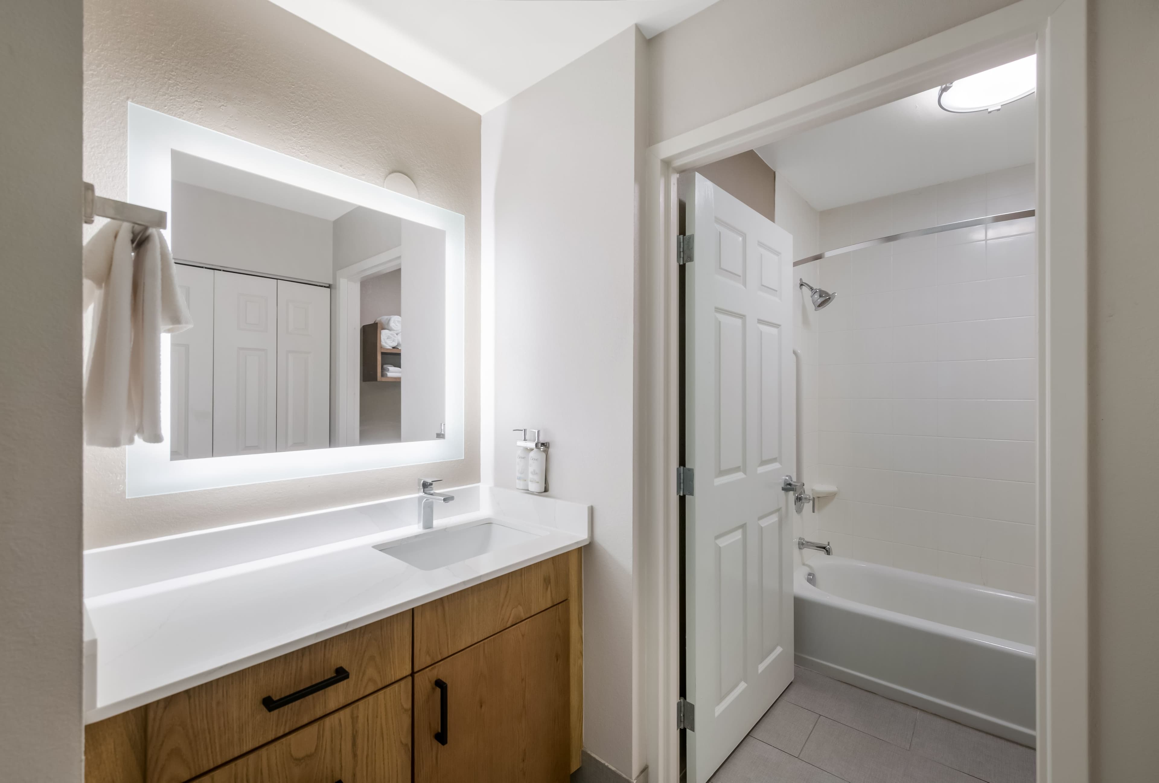 1 Queen Studio Suite - Image 4