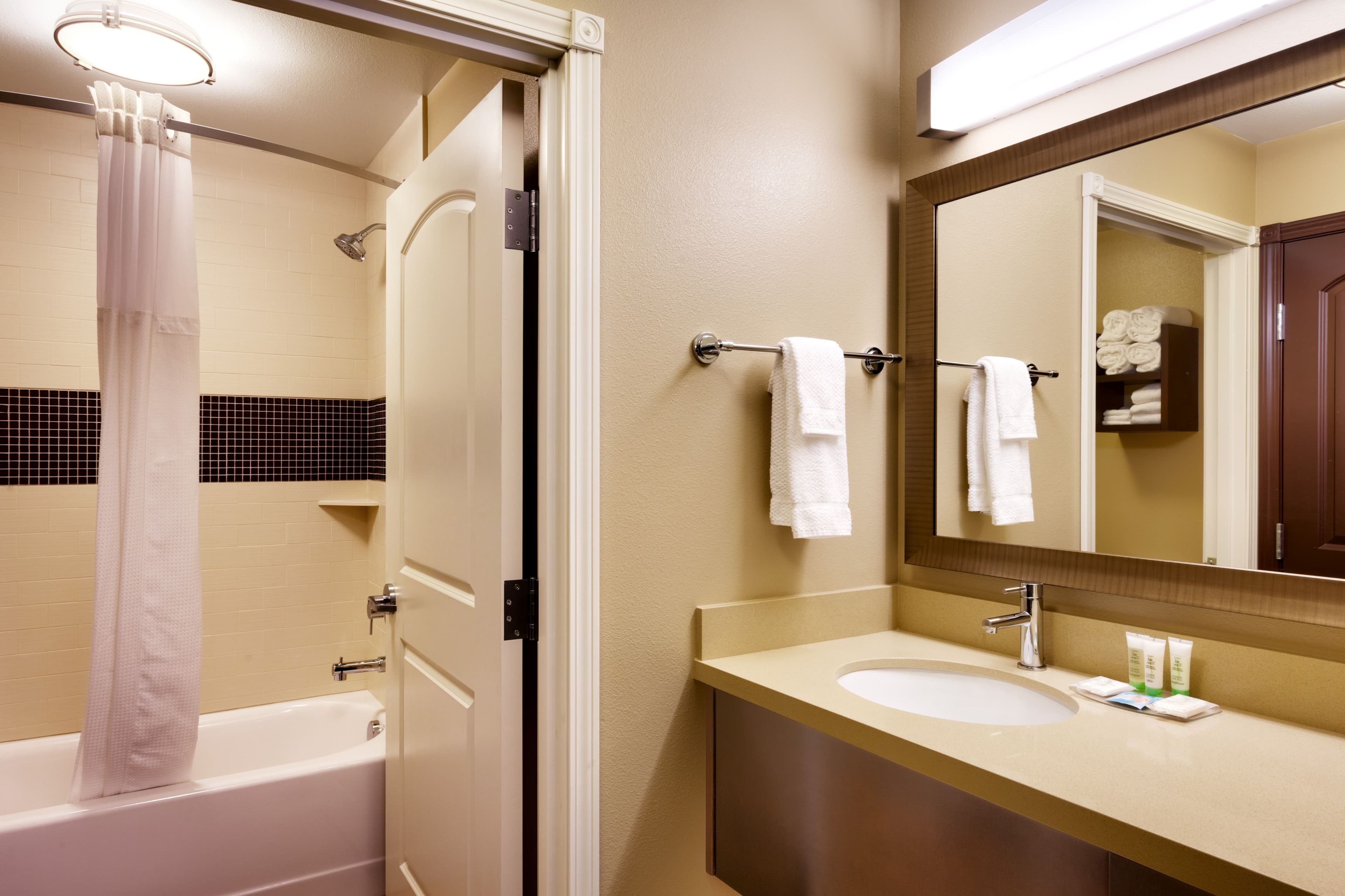 1 Queen Studio Suite Communications Accessible - Image 6
