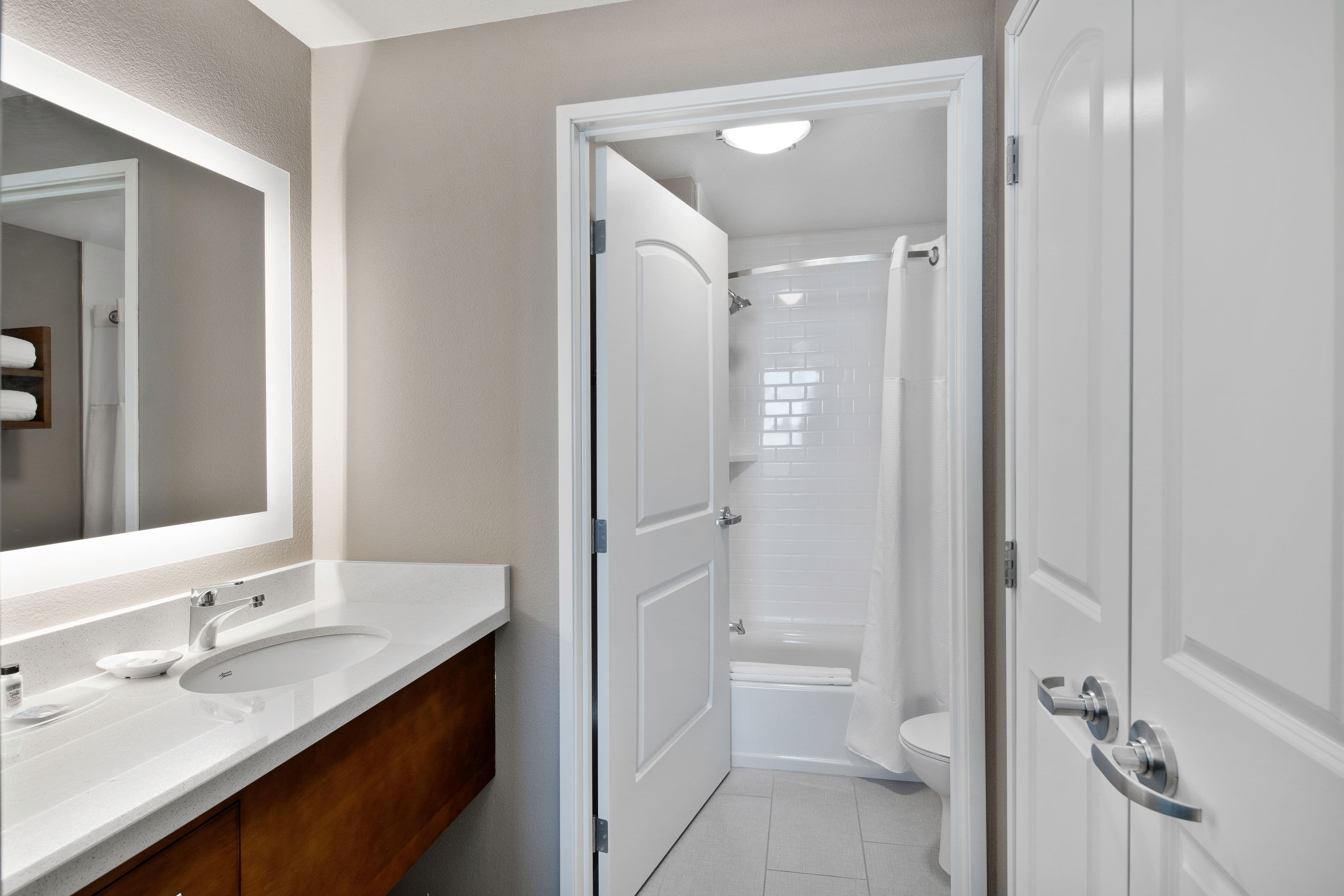 Staybridge Suites Irvine - John Wayne Airport — 2