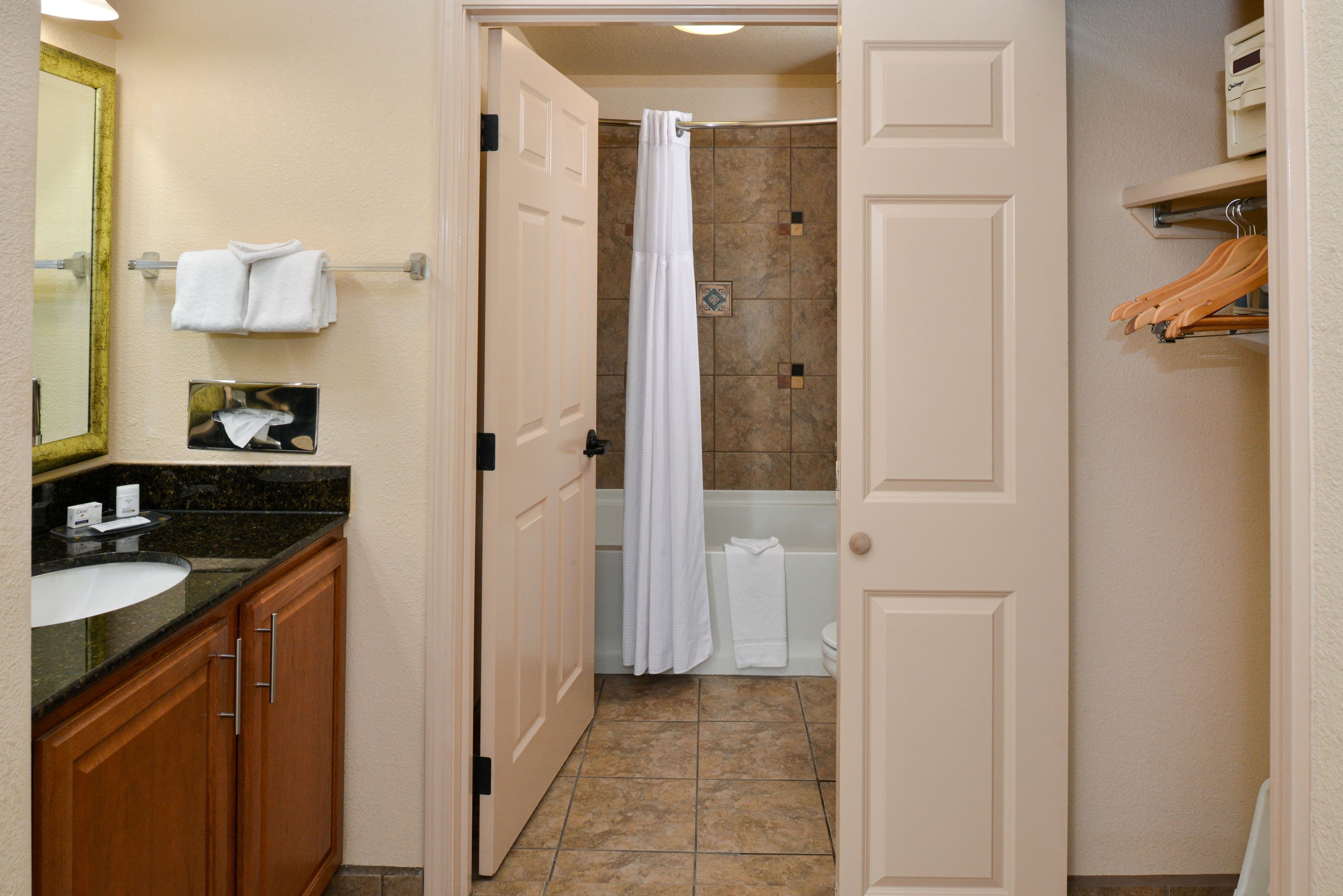 1 Queen Studio Suite - Image 5