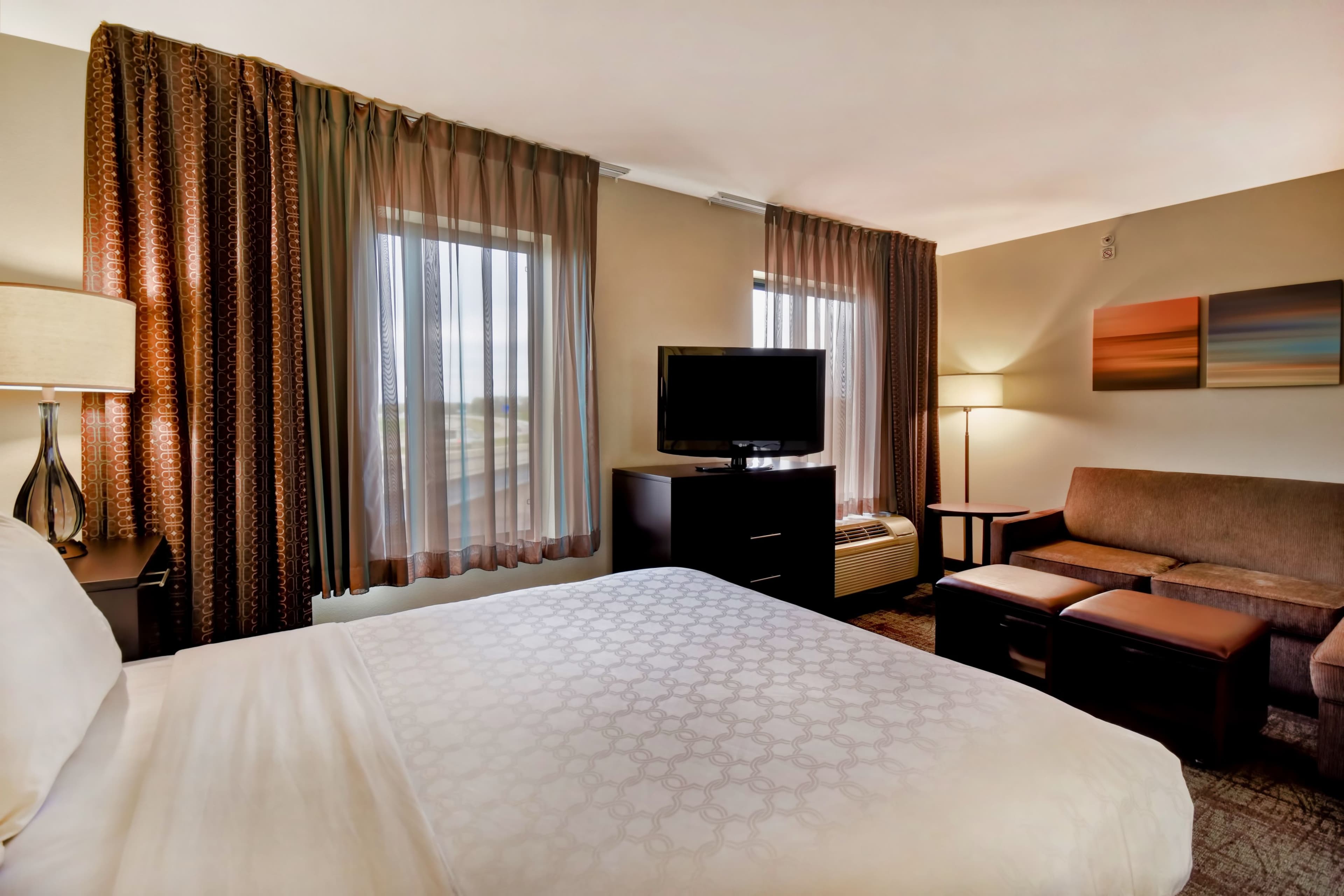 Staybridge Suites Middleton/Madison-West - Image 4