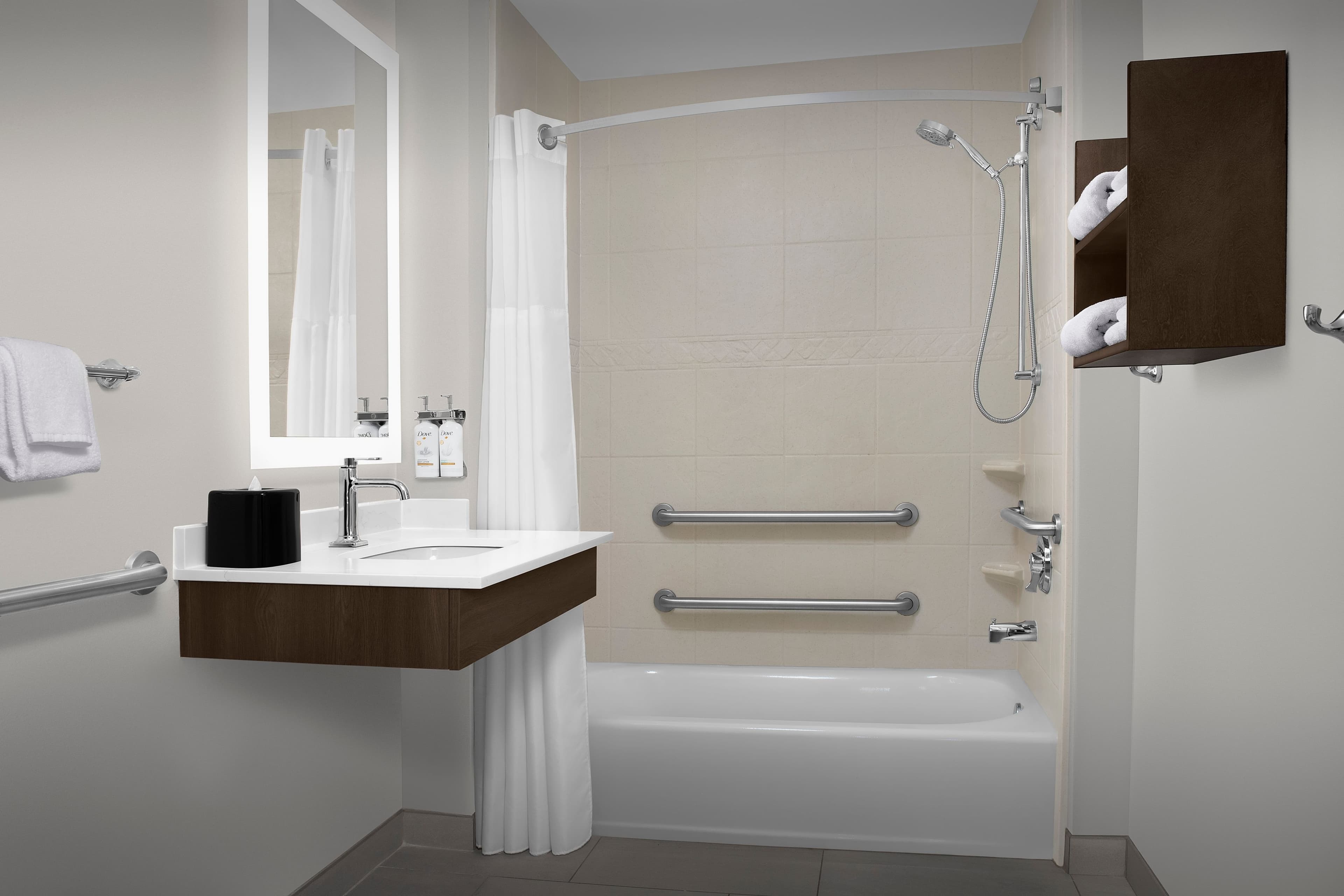 1 King Studio Suite Comm Accessible Tub - Image 4