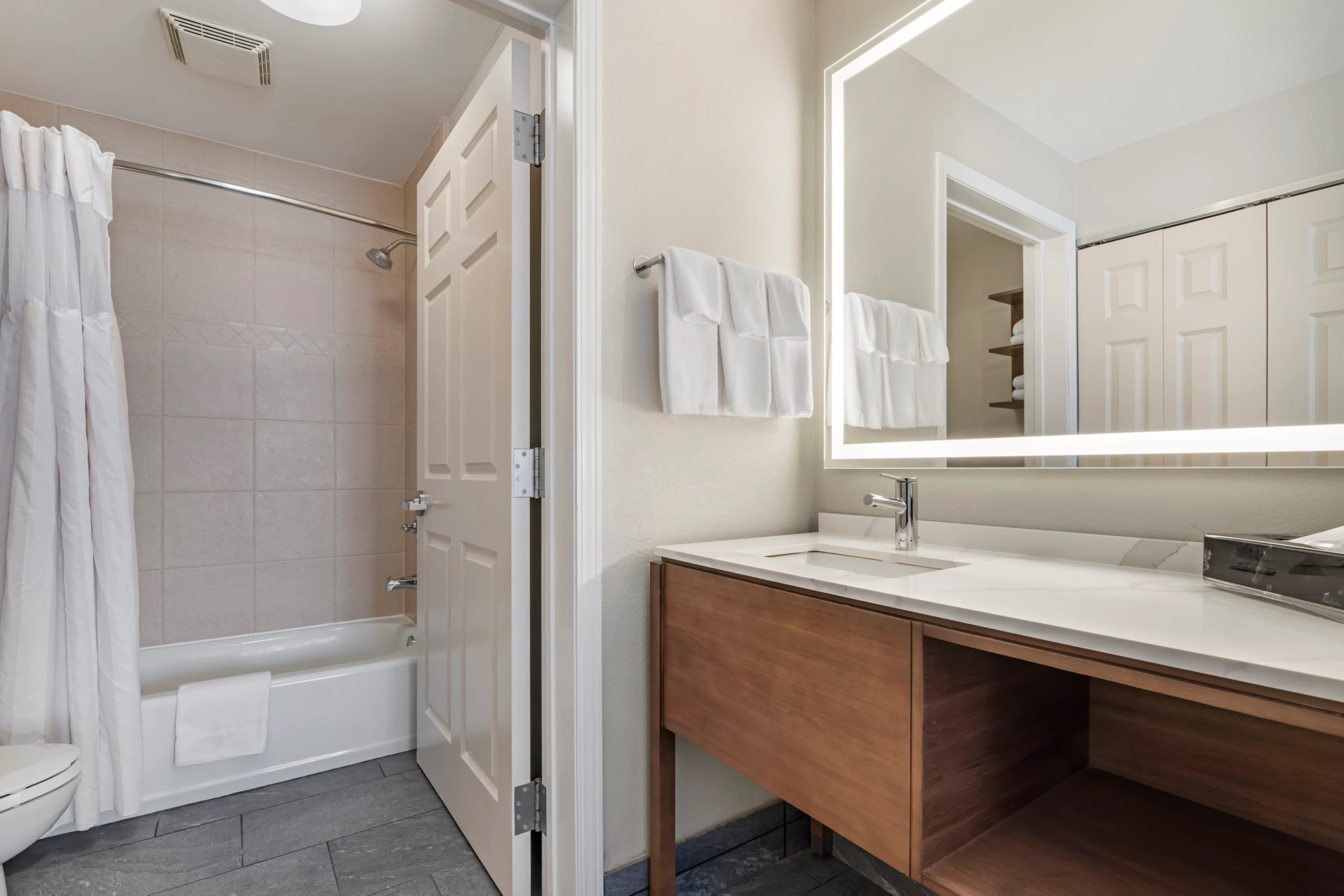 Staybridge Suites Milwaukee West-Oconomowoc — 11