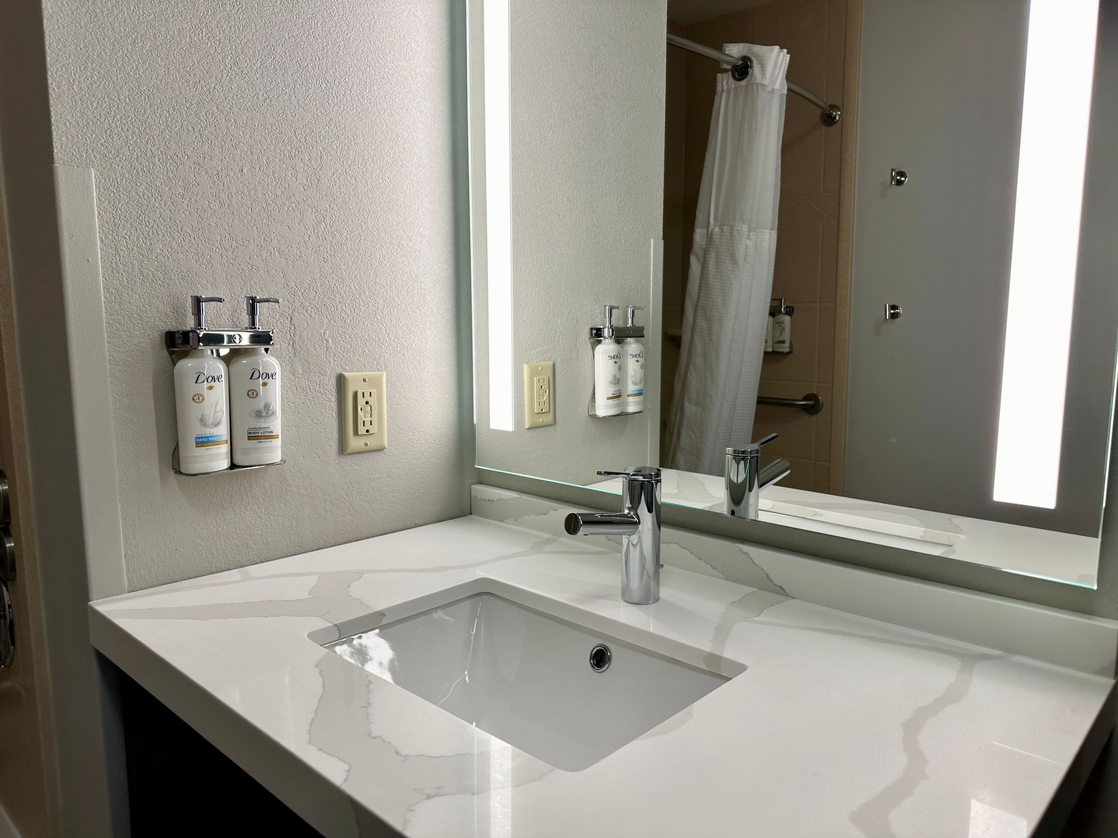 Staybridge Suites Milwaukee West-Oconomowoc - Image 5