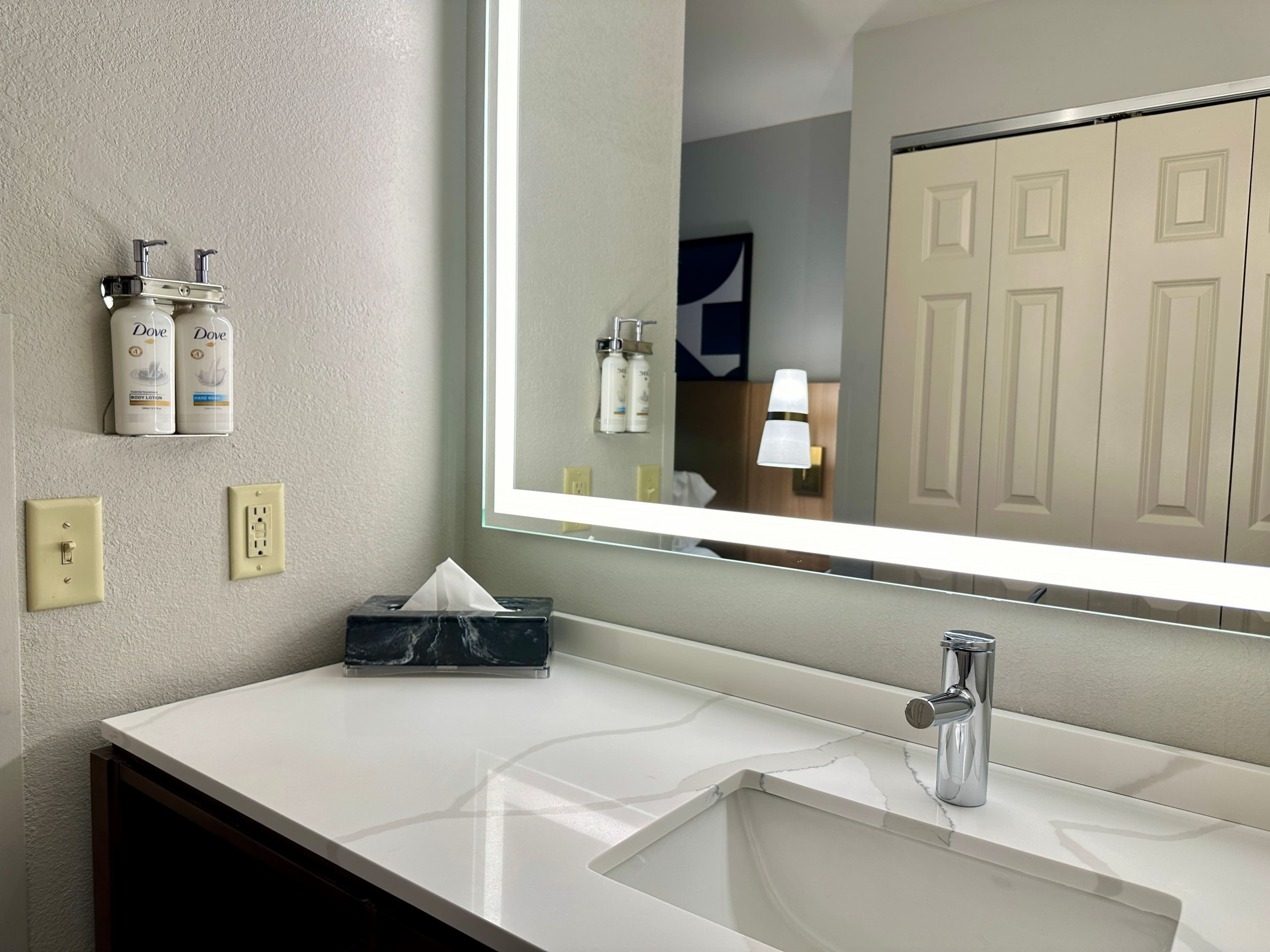 Staybridge Suites Milwaukee West-Oconomowoc - Image 3