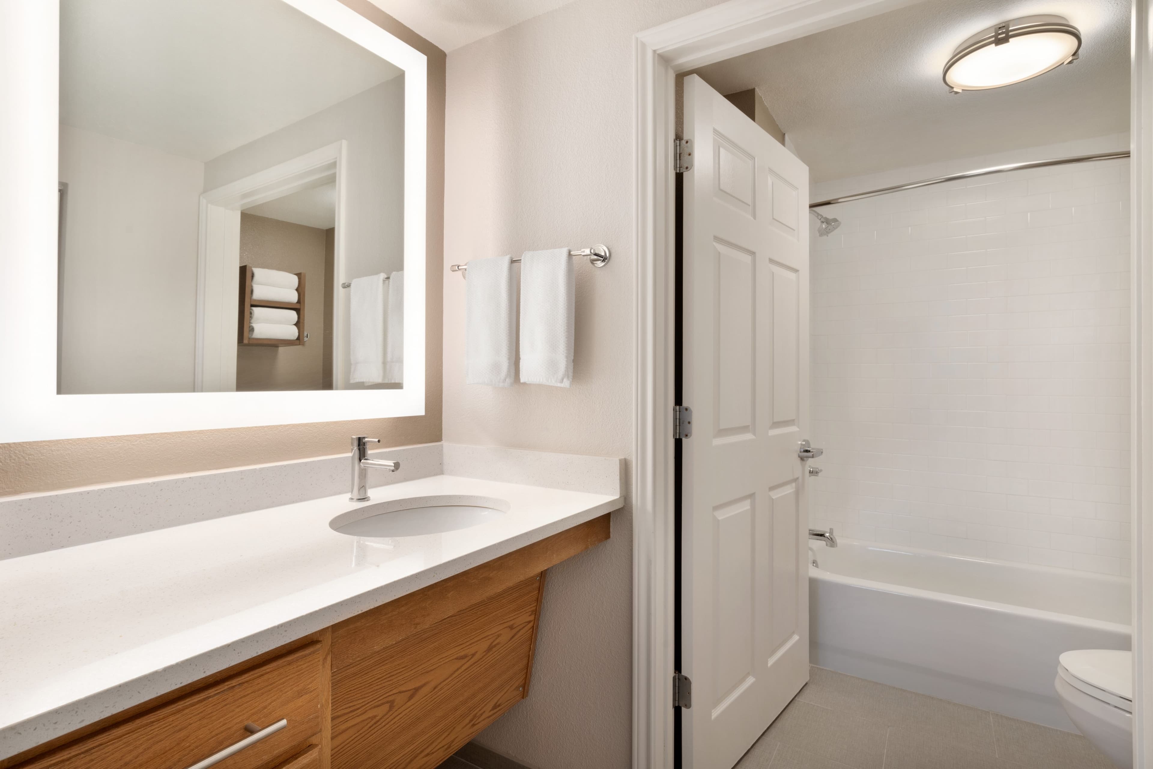 Staybridge Suites San Antonio Downtown Conv Ctr — 9