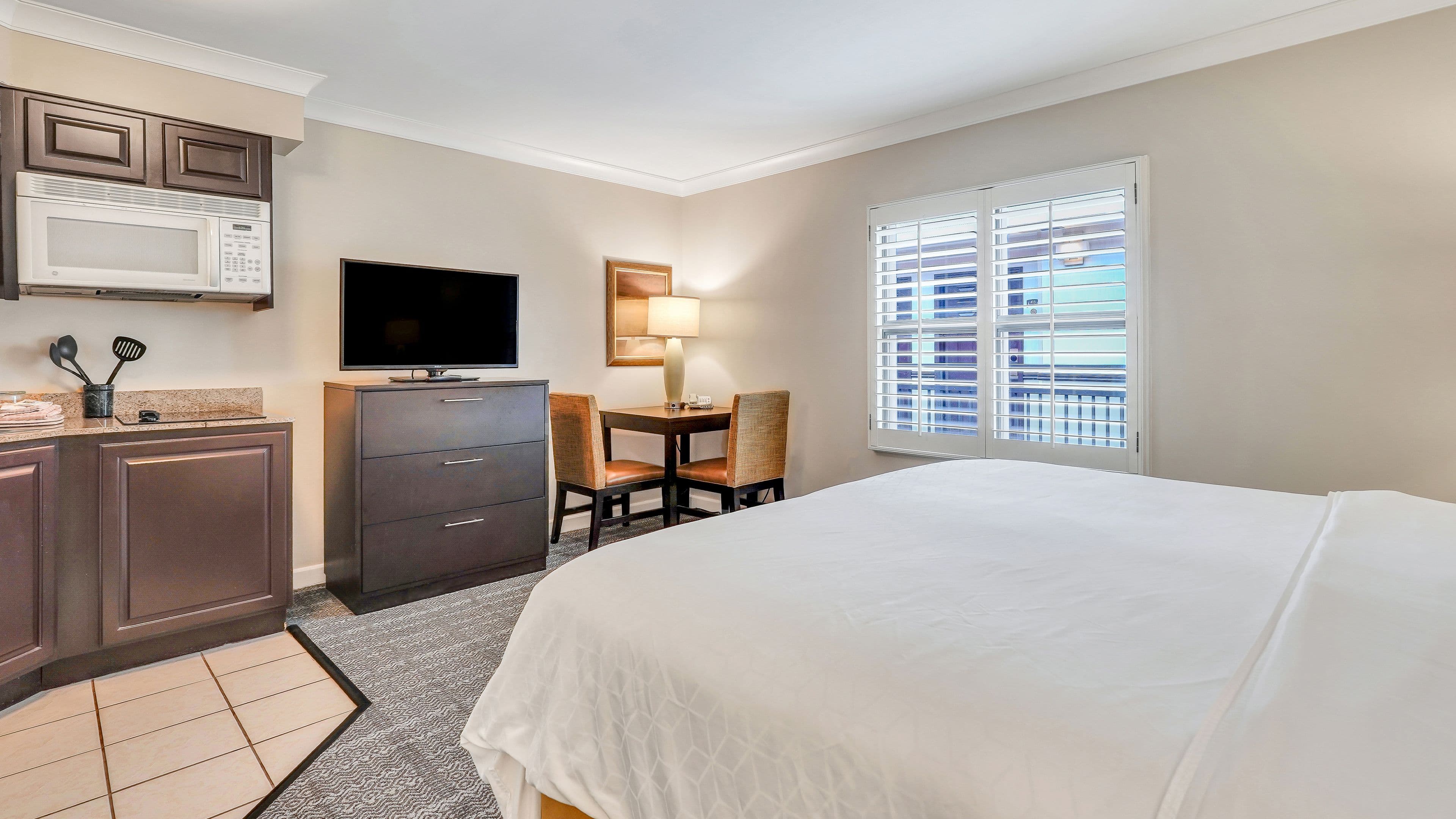 1 King Bed Studio Suite Atrium View - Image 1