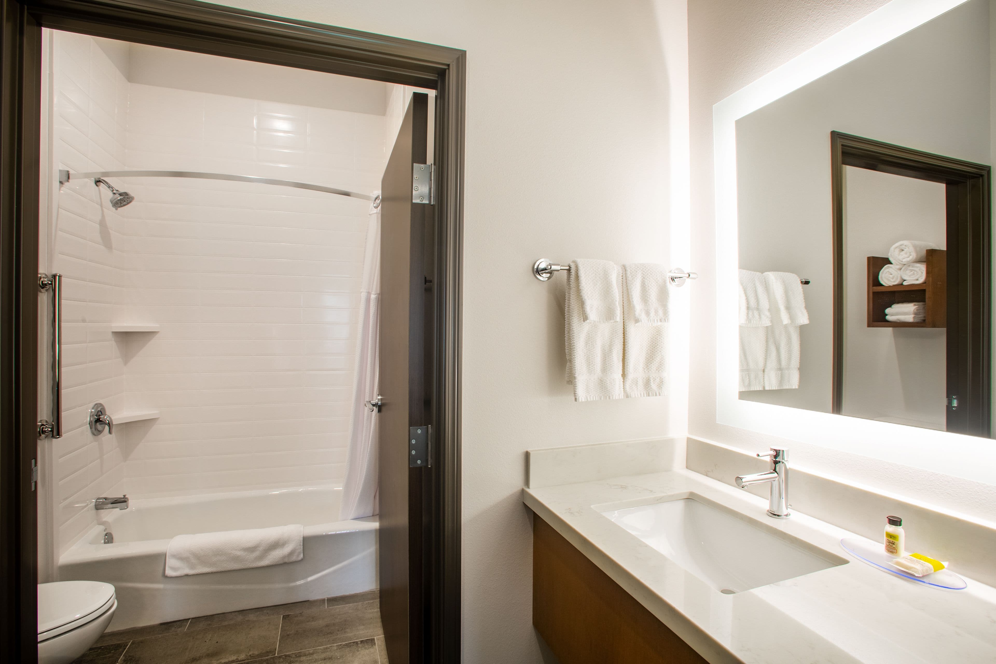 1 King Bed Studio suite - Image 5