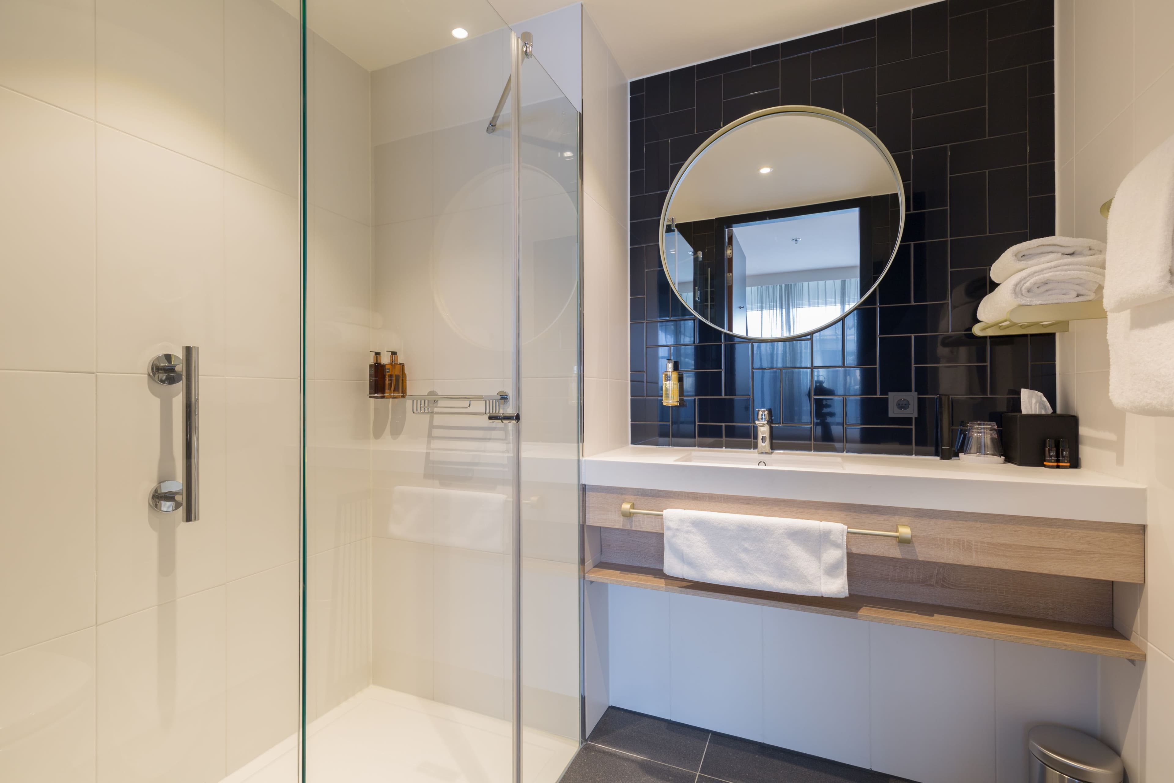 1 Queen Bed Studio Suite - Image 4