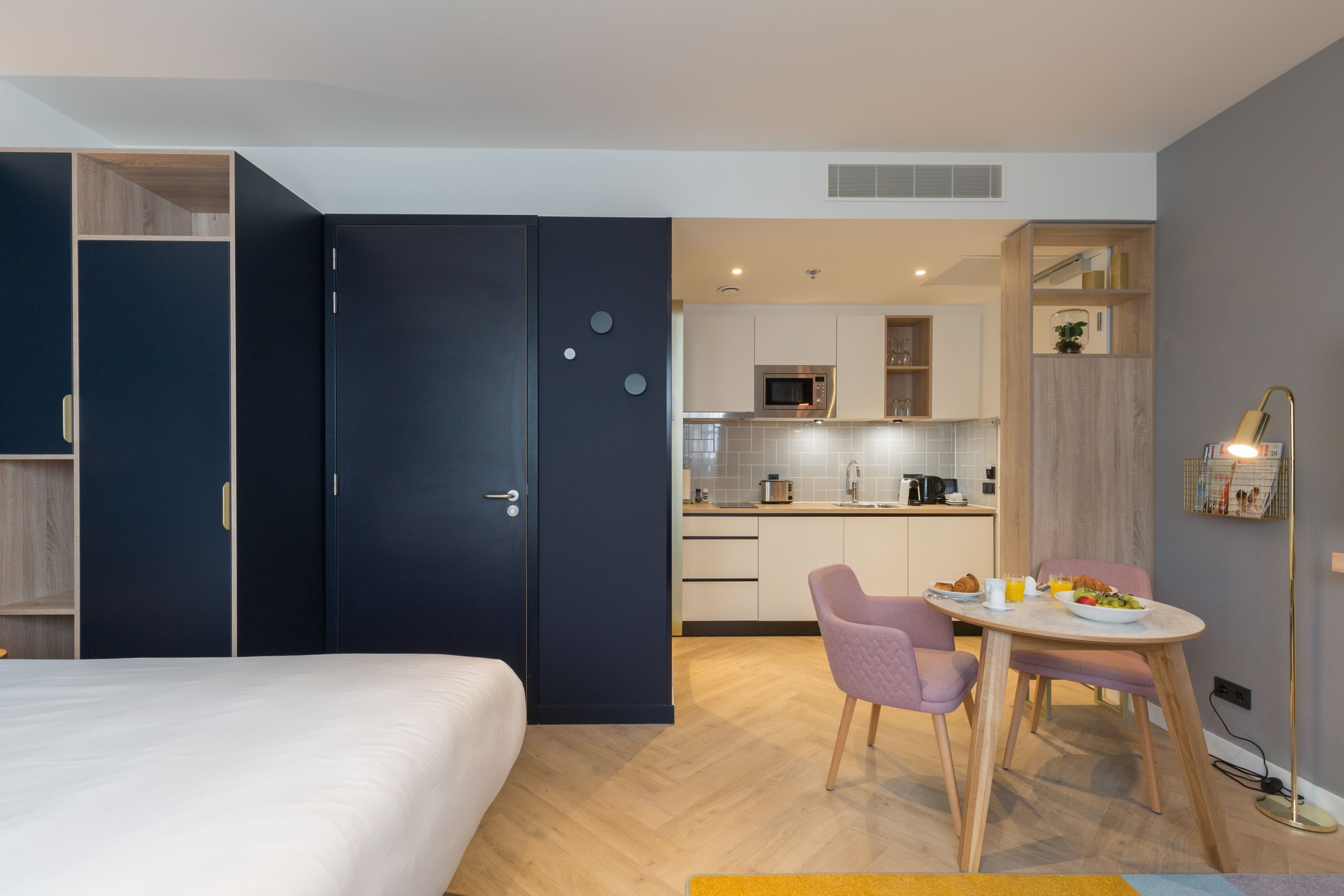 1 Queen Bed Studio Suite - Image 5