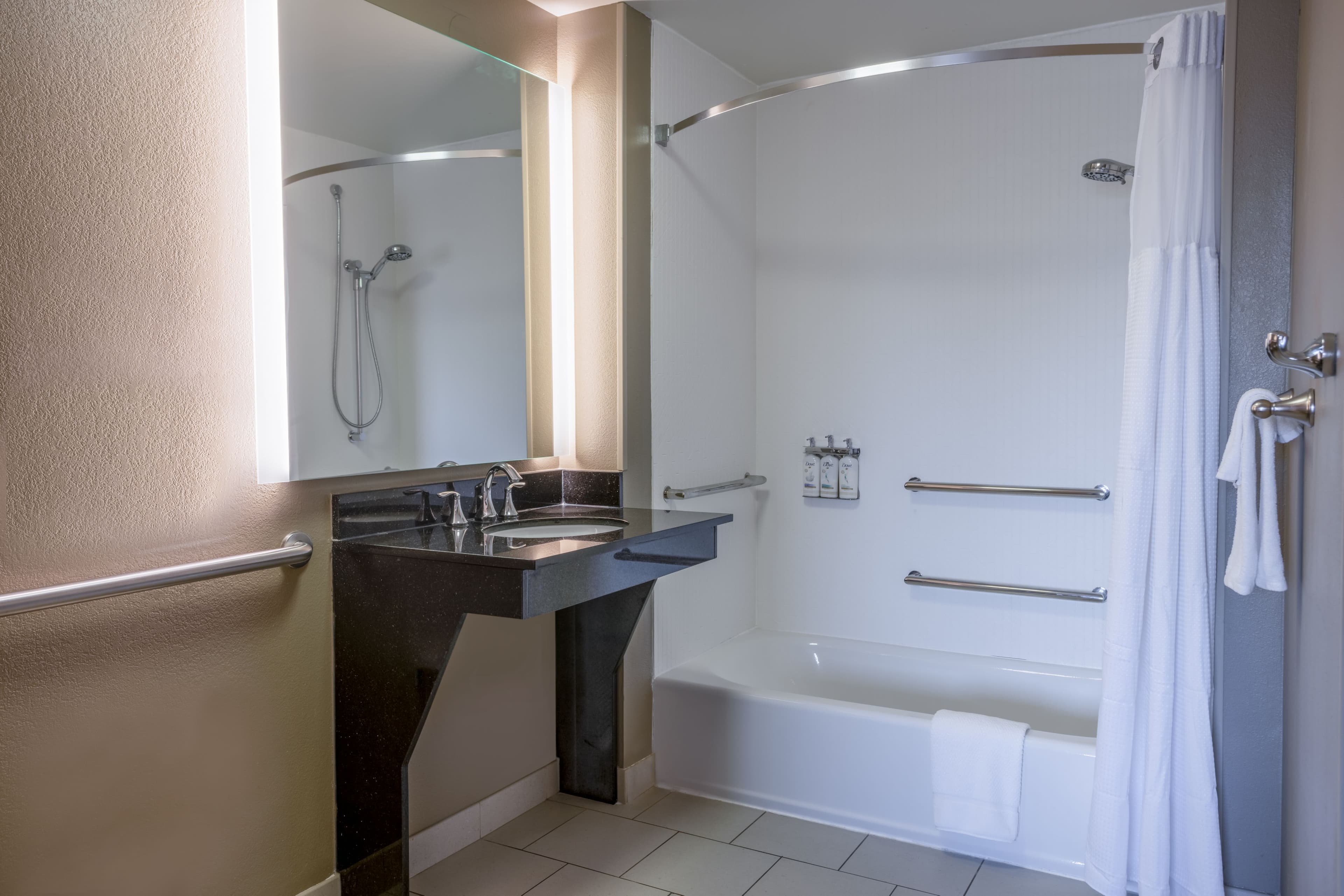1 King Studio Ste Comm Mobil Access Tub - Image 3