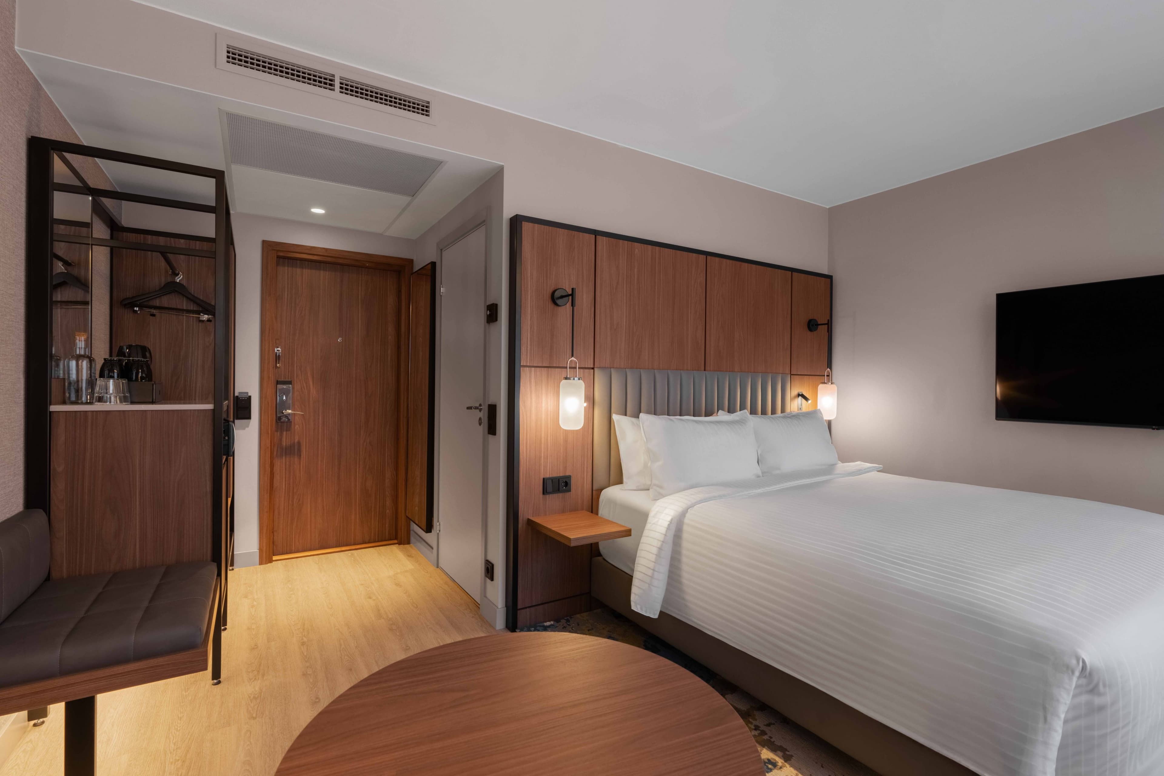 1 Queen Cosy Free Spa Access - Image 9
