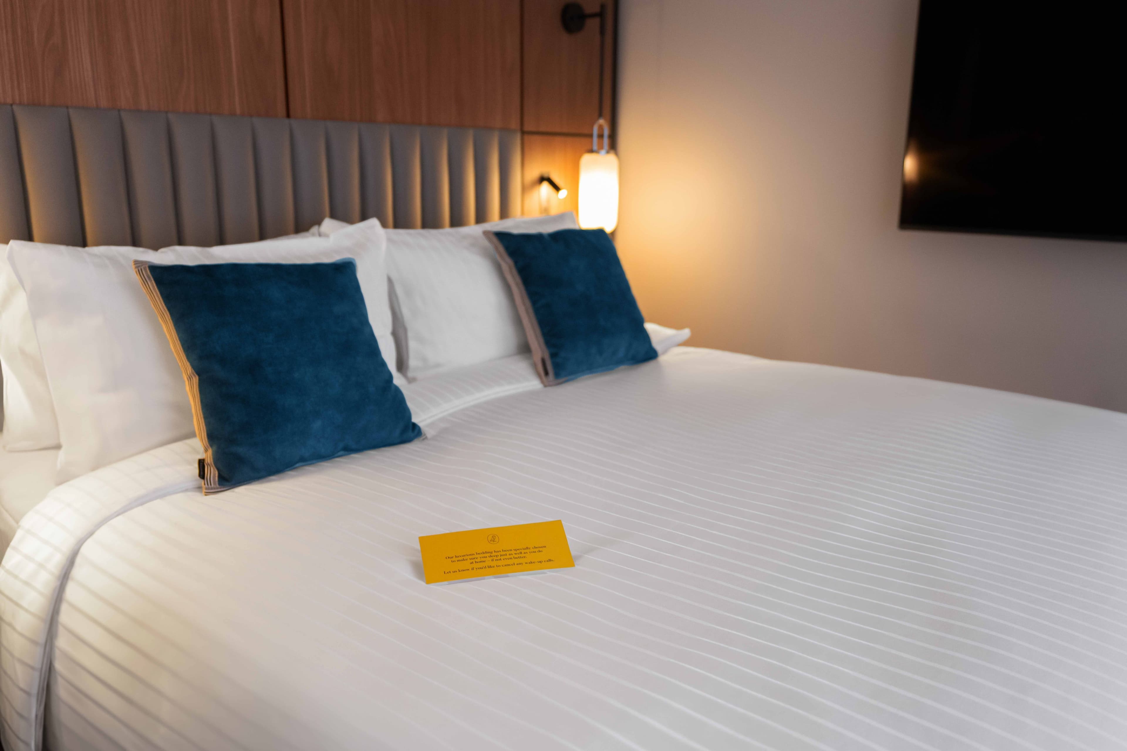 1 Queen Cosy Free Spa Access - Image 1