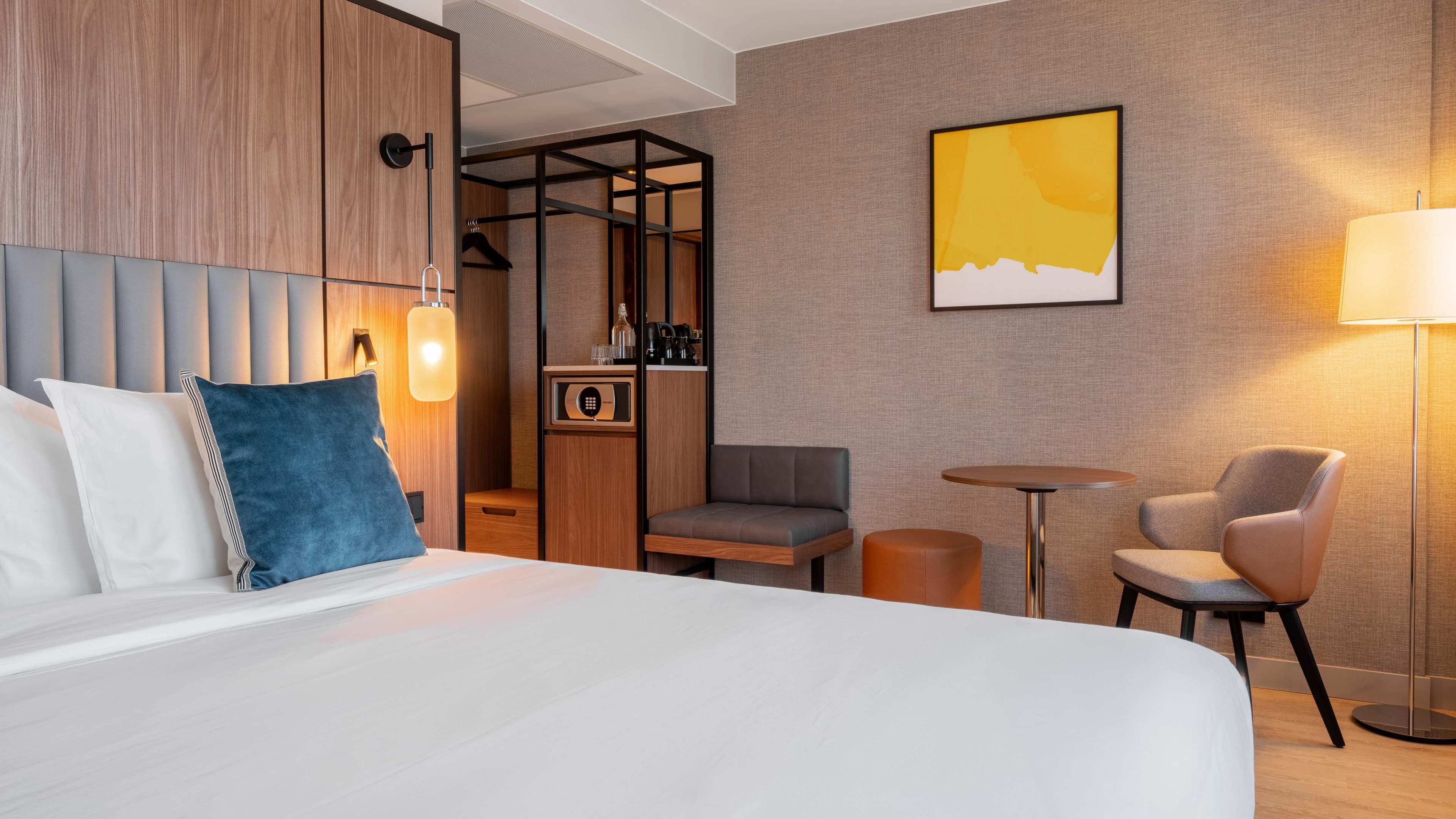 1 Queen Cosy Free Spa Access - Image 11