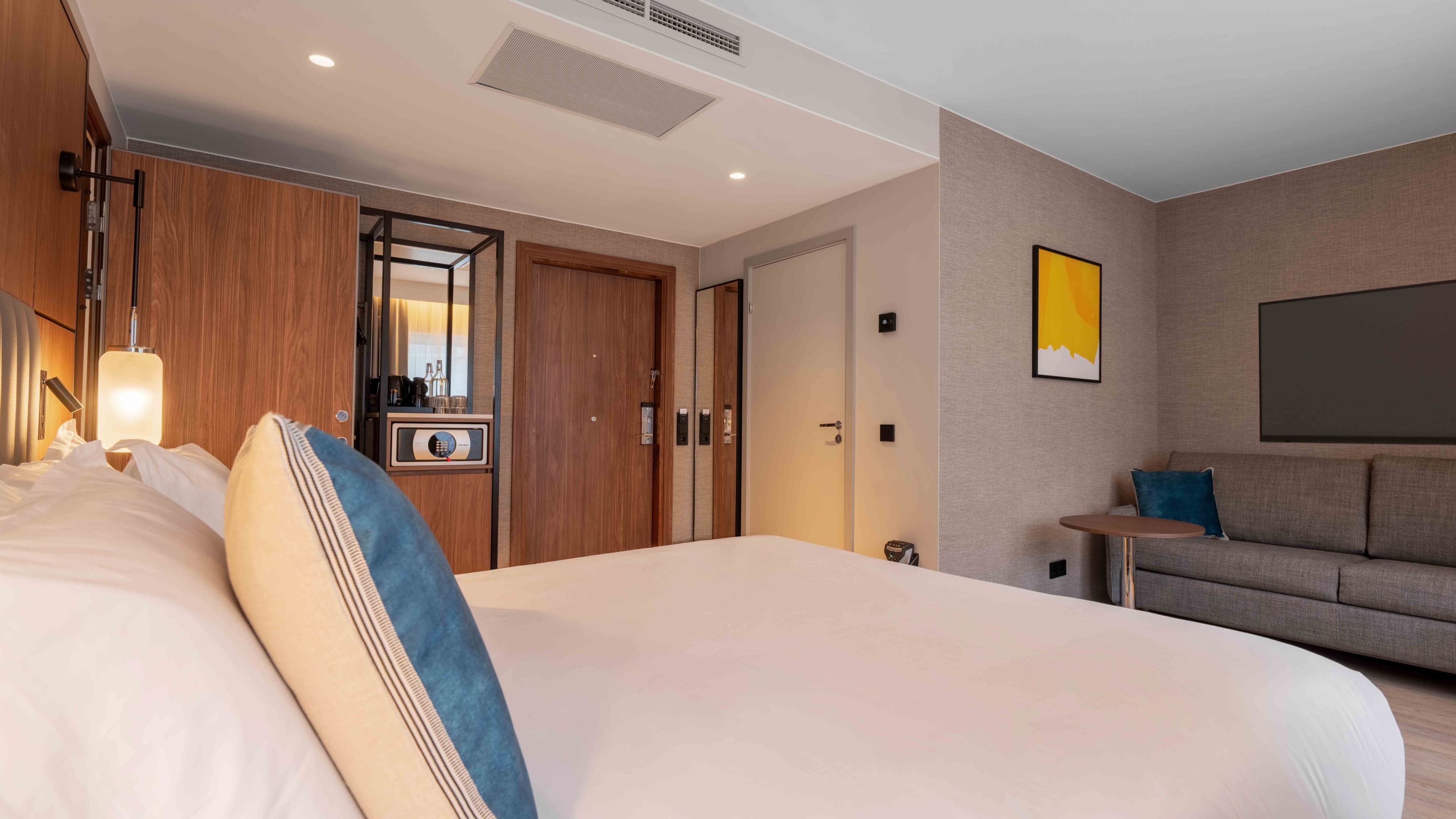 1 Queen Cosy Free Spa Access - Image 2