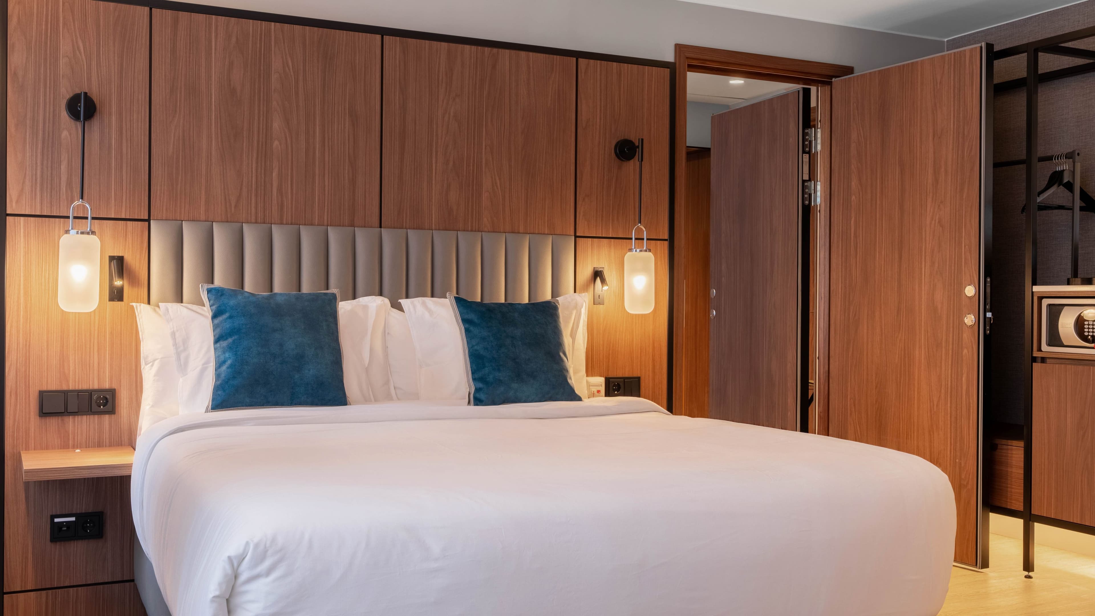 1 Queen Cosy Free Spa Access - Image 3