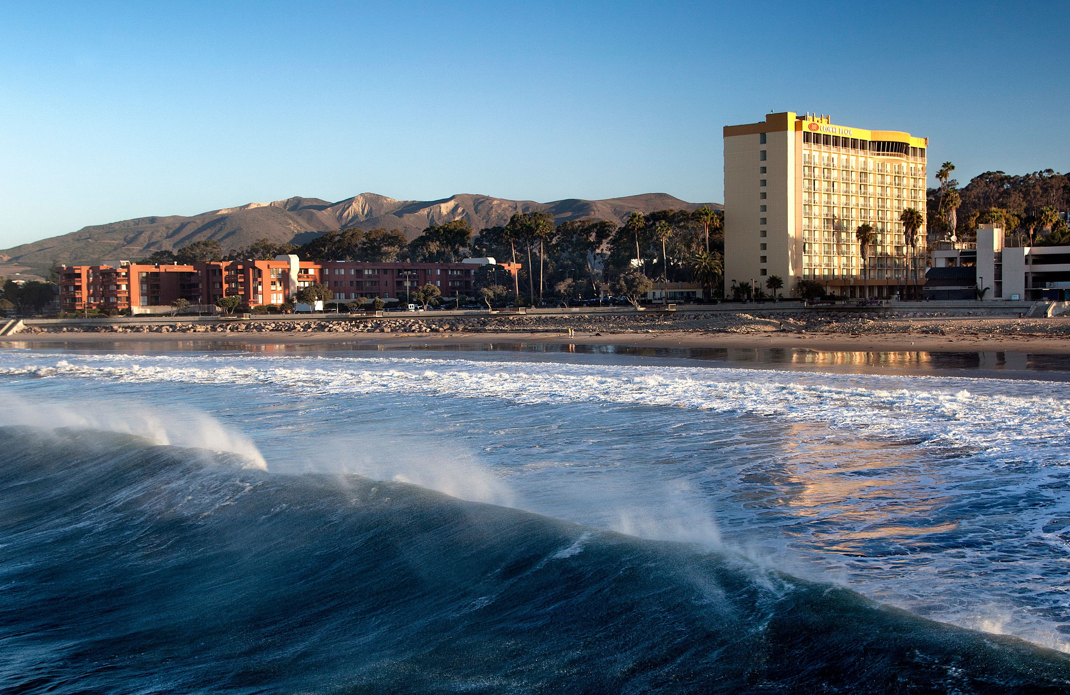 Crowne Plaza Ventura Beach - Image 1