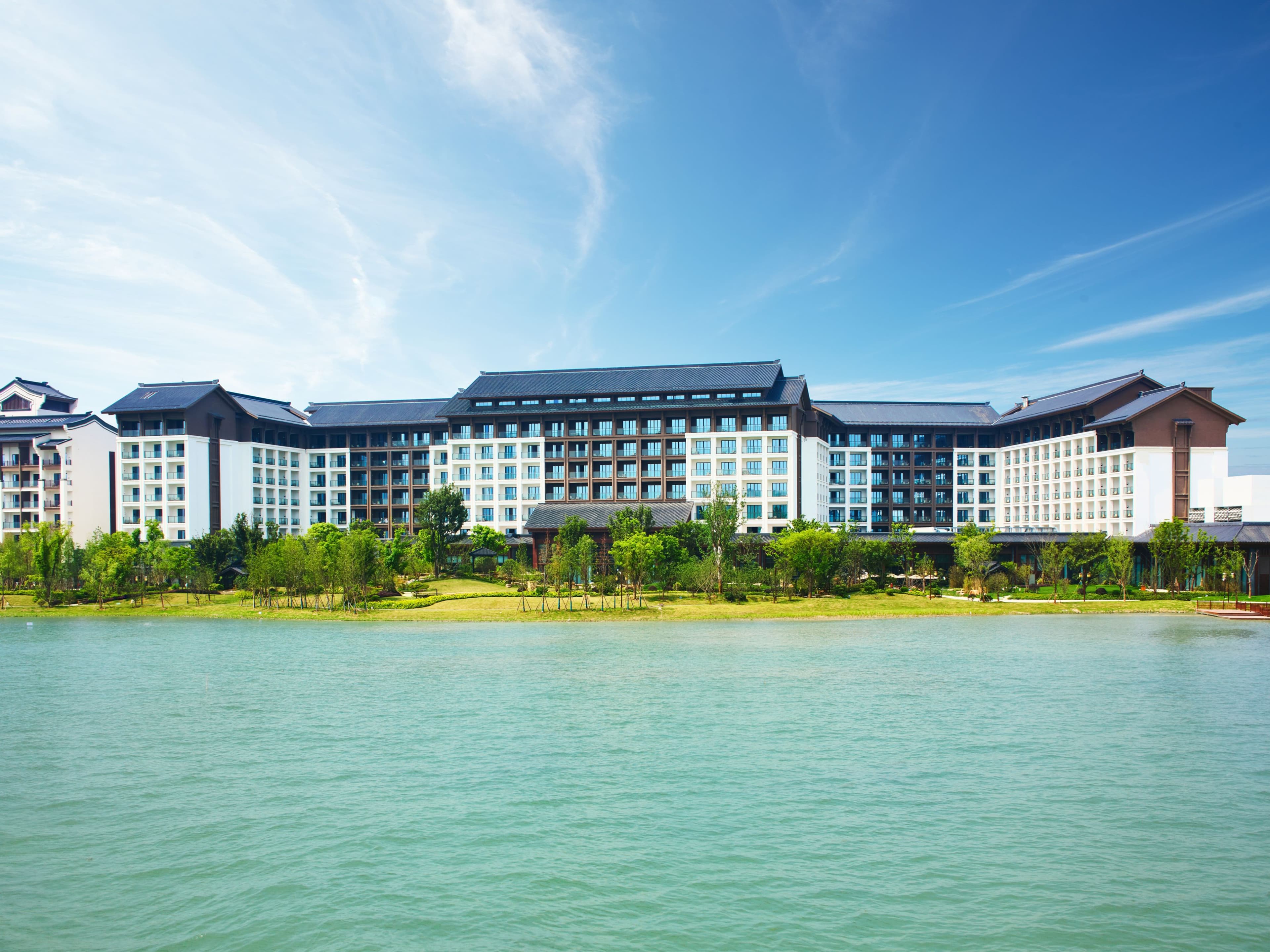 Crowne Plaza Wuxi Lake View - Image 1