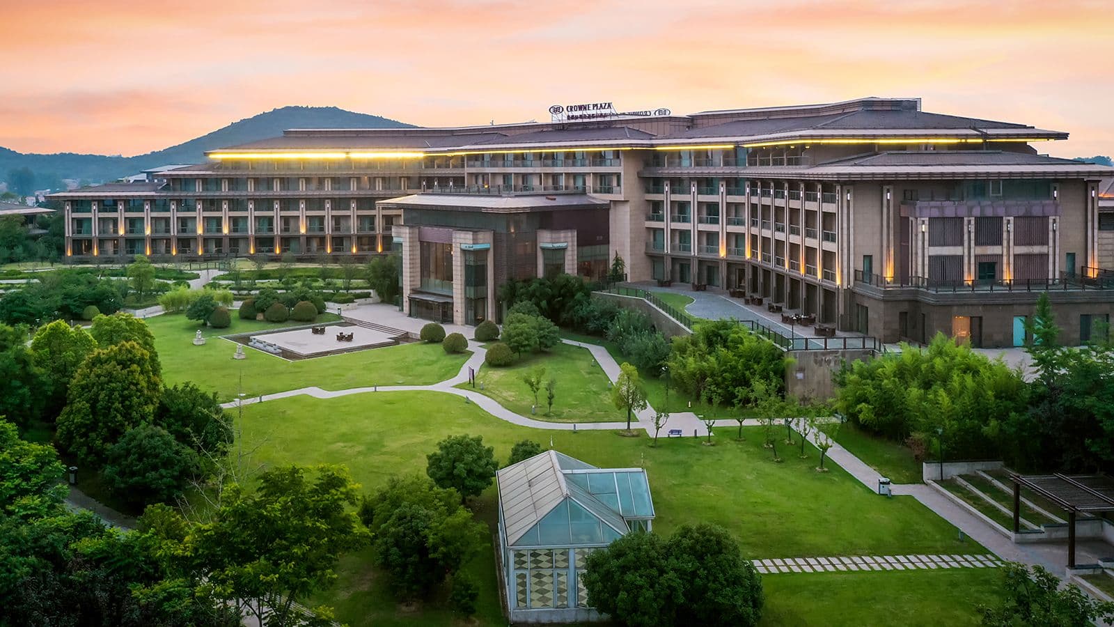 Crowne Plaza Xuzhou Dalong Lake - Image 1