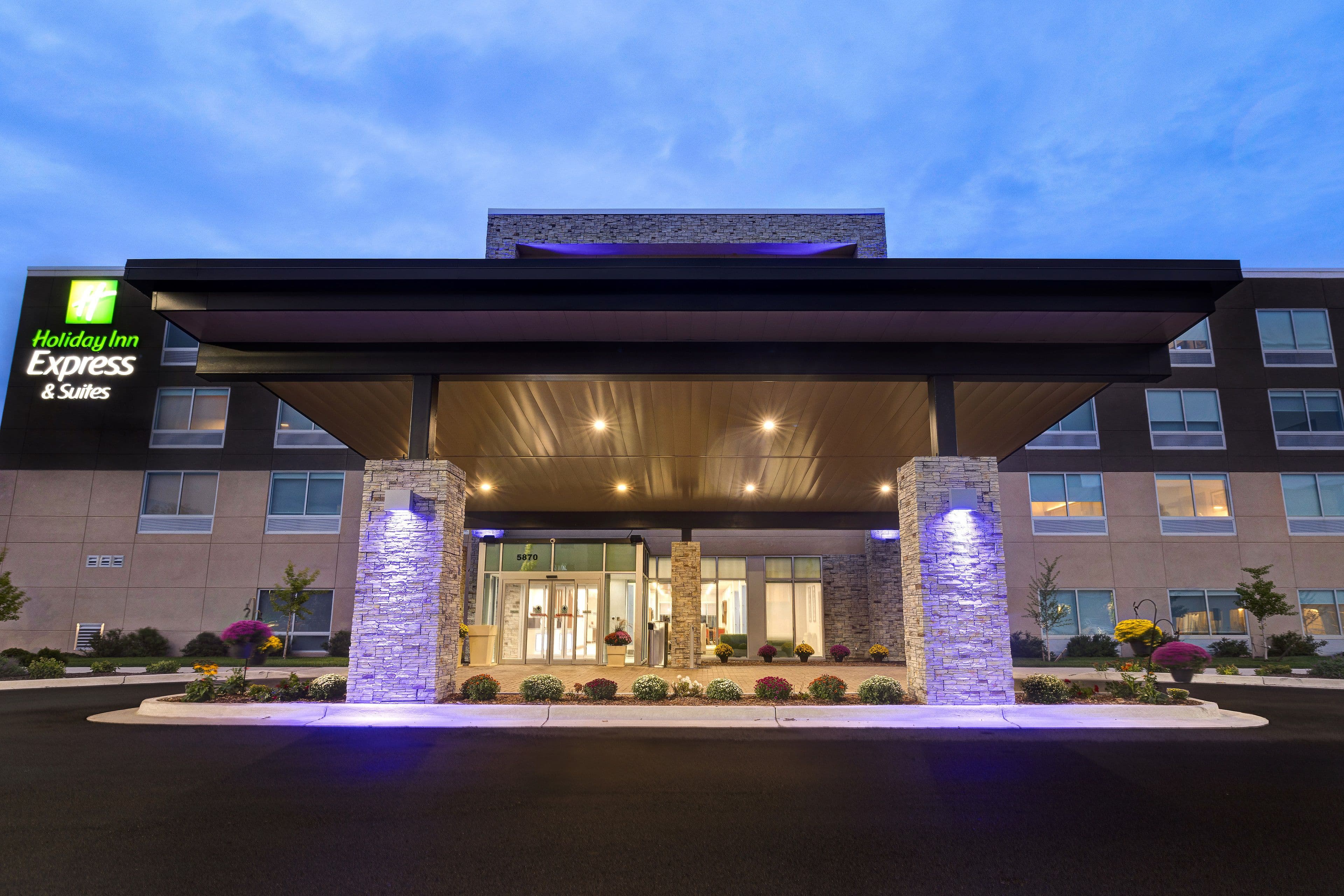 Holiday Inn Express & Suites Detroit - Dearborn - Image 1