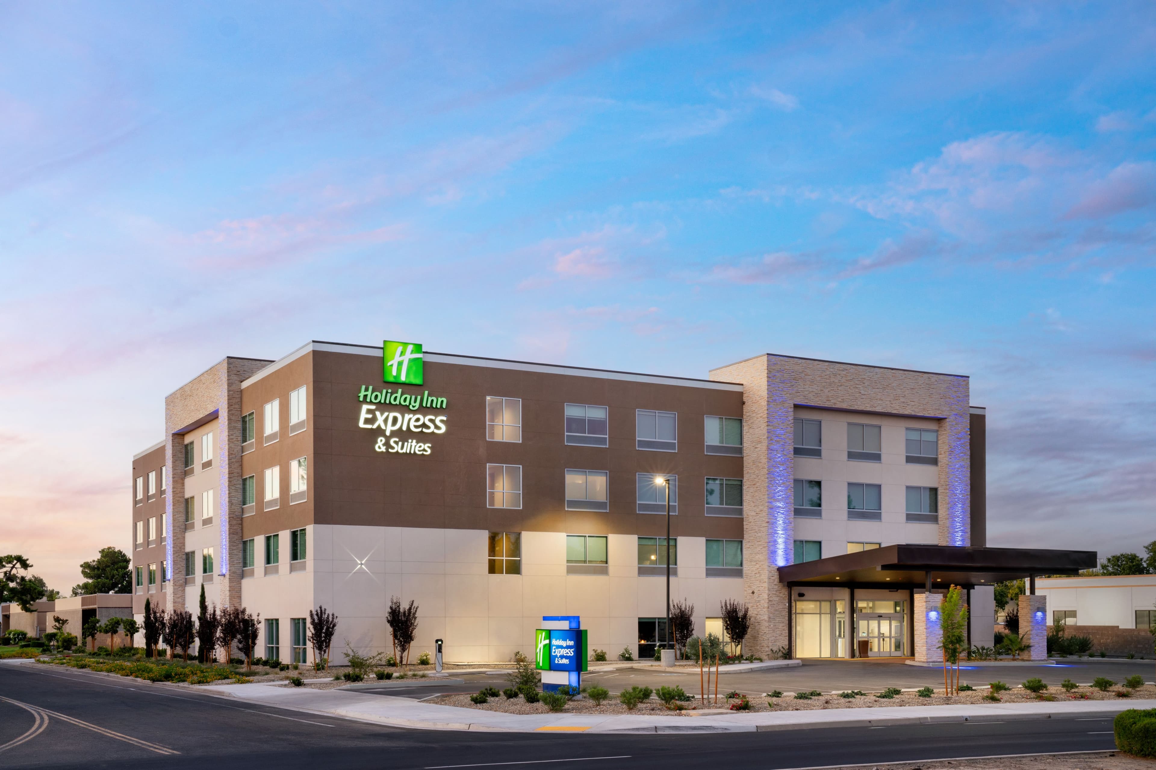 Holiday Inn Express & Suites Fresno Airport - Image 1
