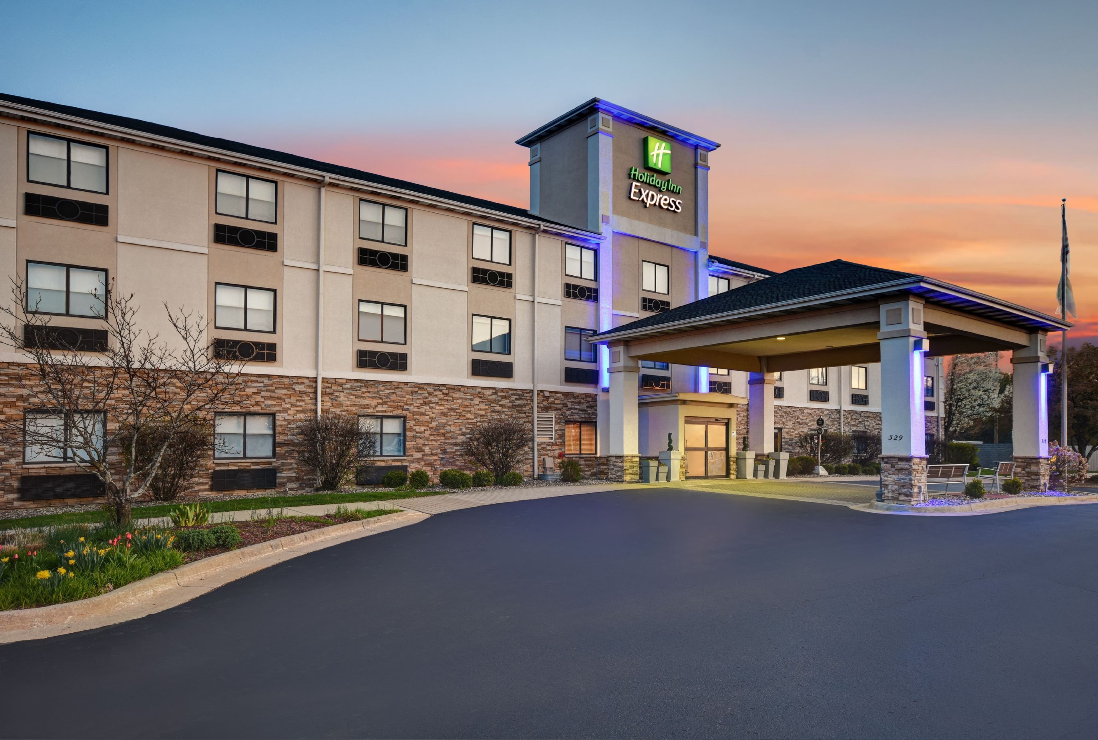 Holiday Inn Express Marshall - Image 1