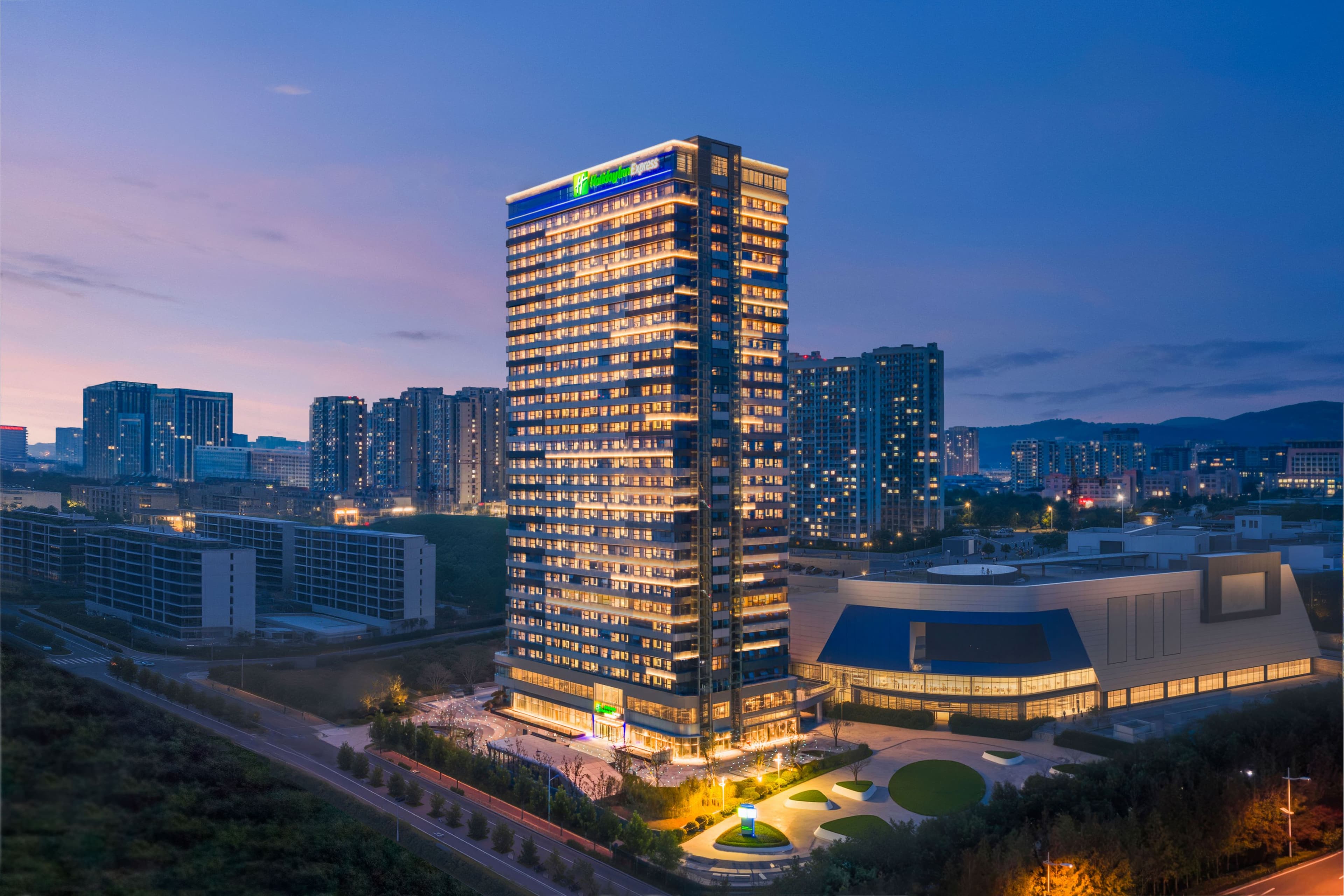 Holiday Inn Express Rizhao Oriental Colorful City - Image 1
