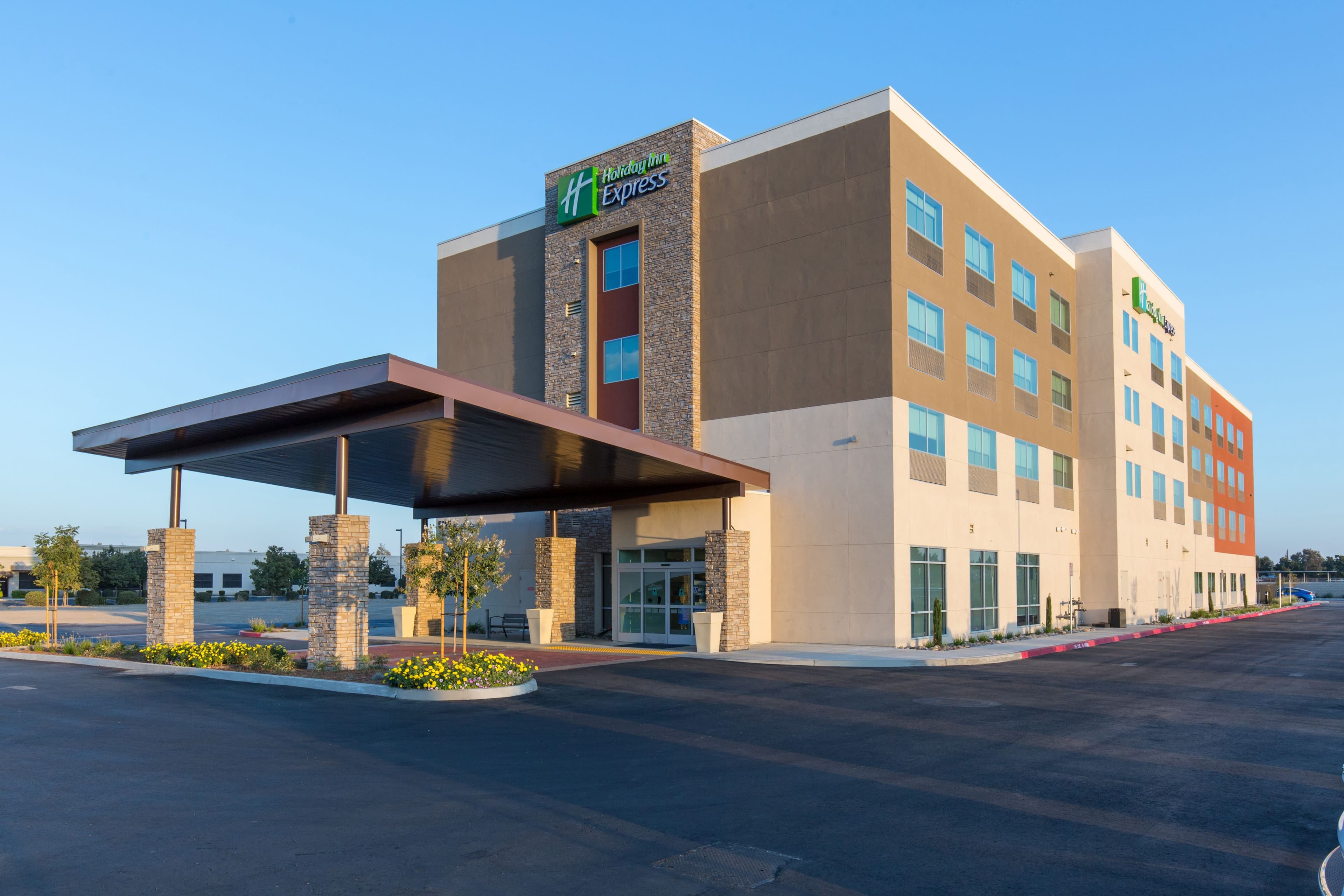 Holiday Inn Express Visalia - Sequoia Gateway Area - Image 1