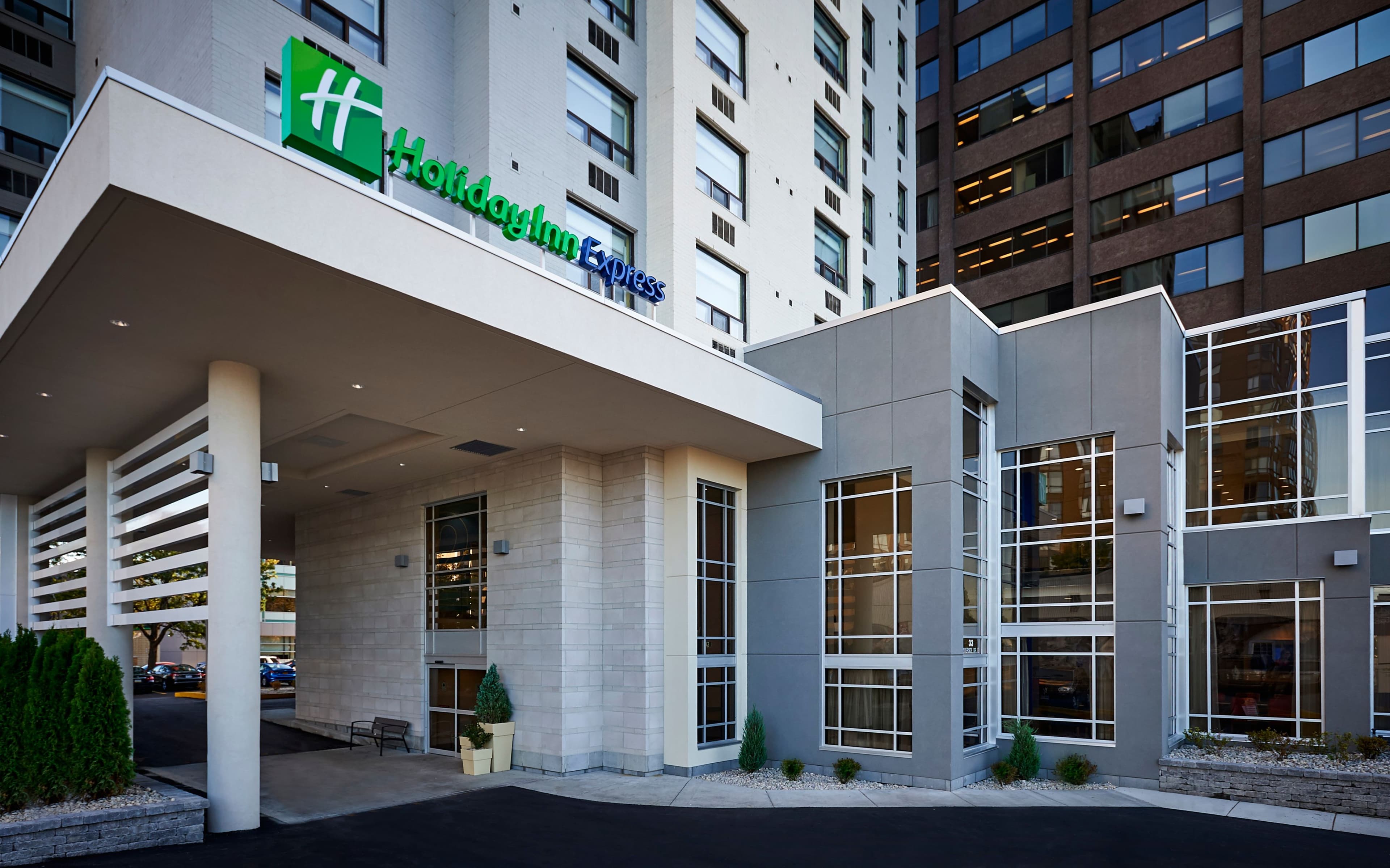 Holiday Inn Express Windsor Waterfront - Image 1