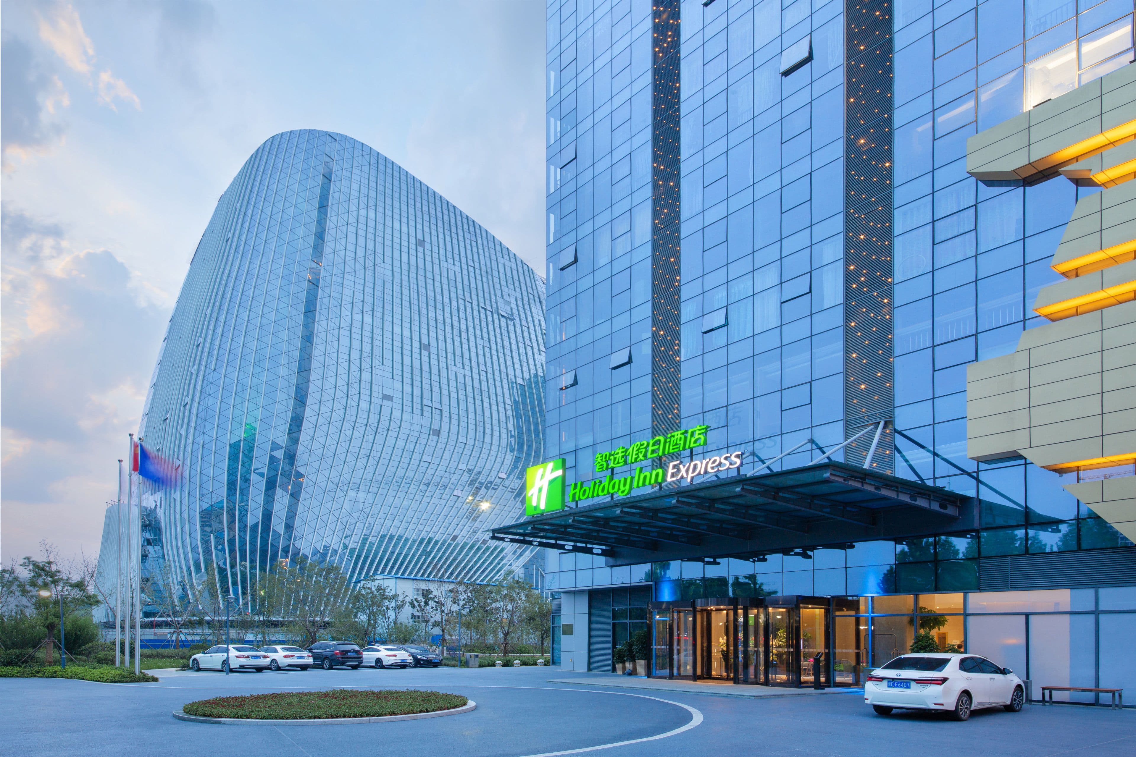 Holiday Inn Express Zhengzhou Longzi Lake - Image 1