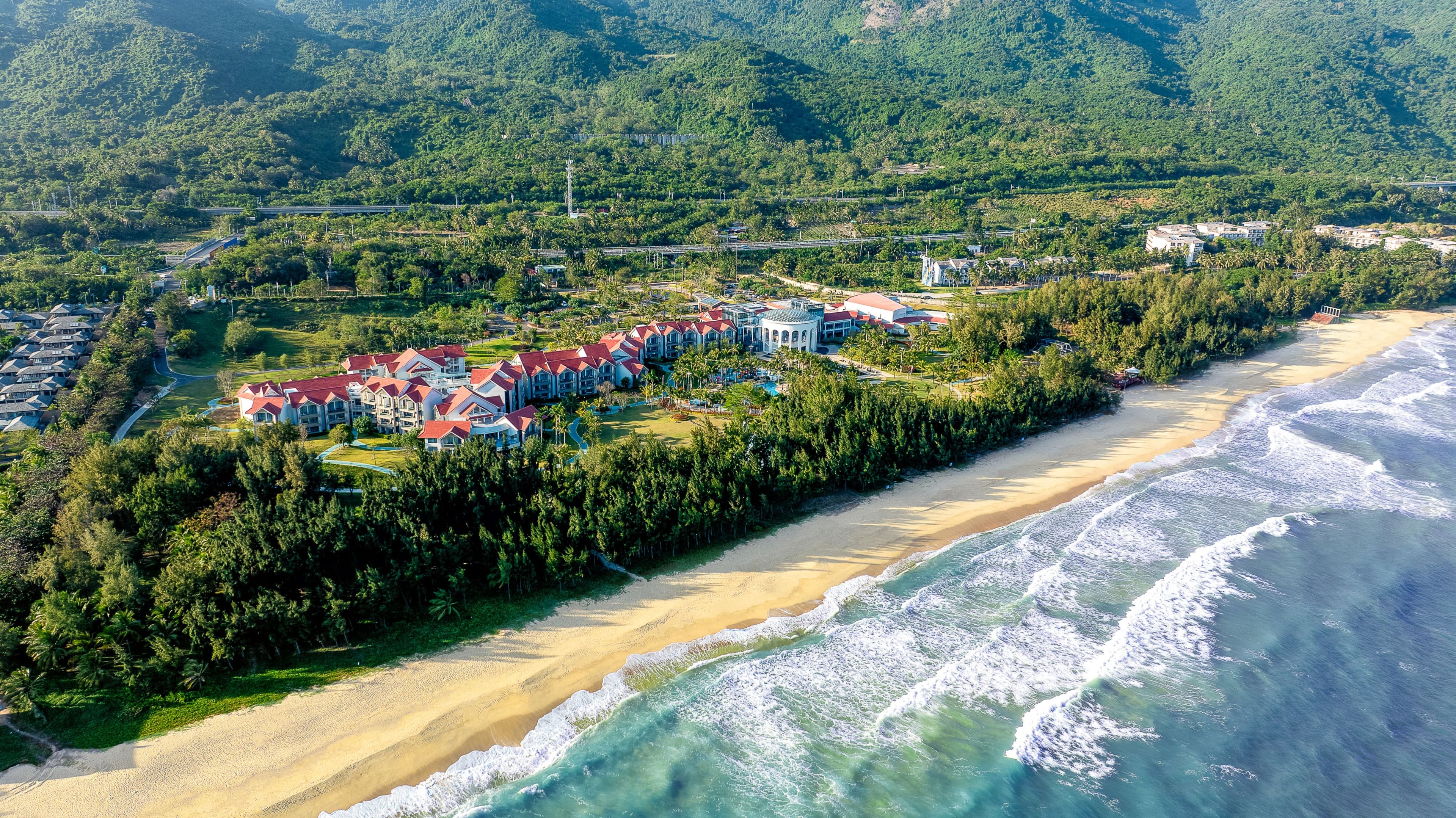 Holiday Inn Hainan Xiangshui Bay - Image 1