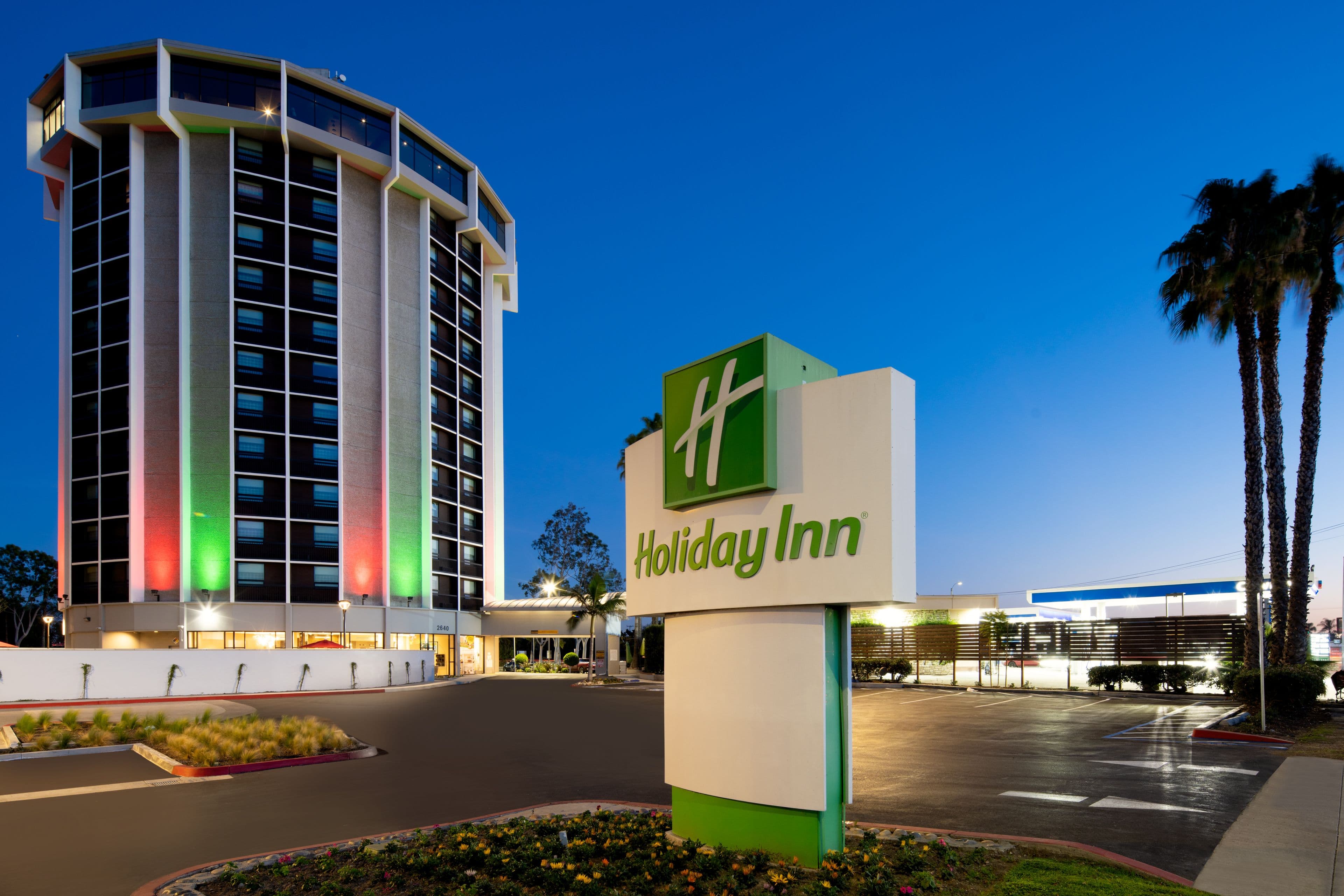 Holiday Inn Long Beach Airport - Image 1