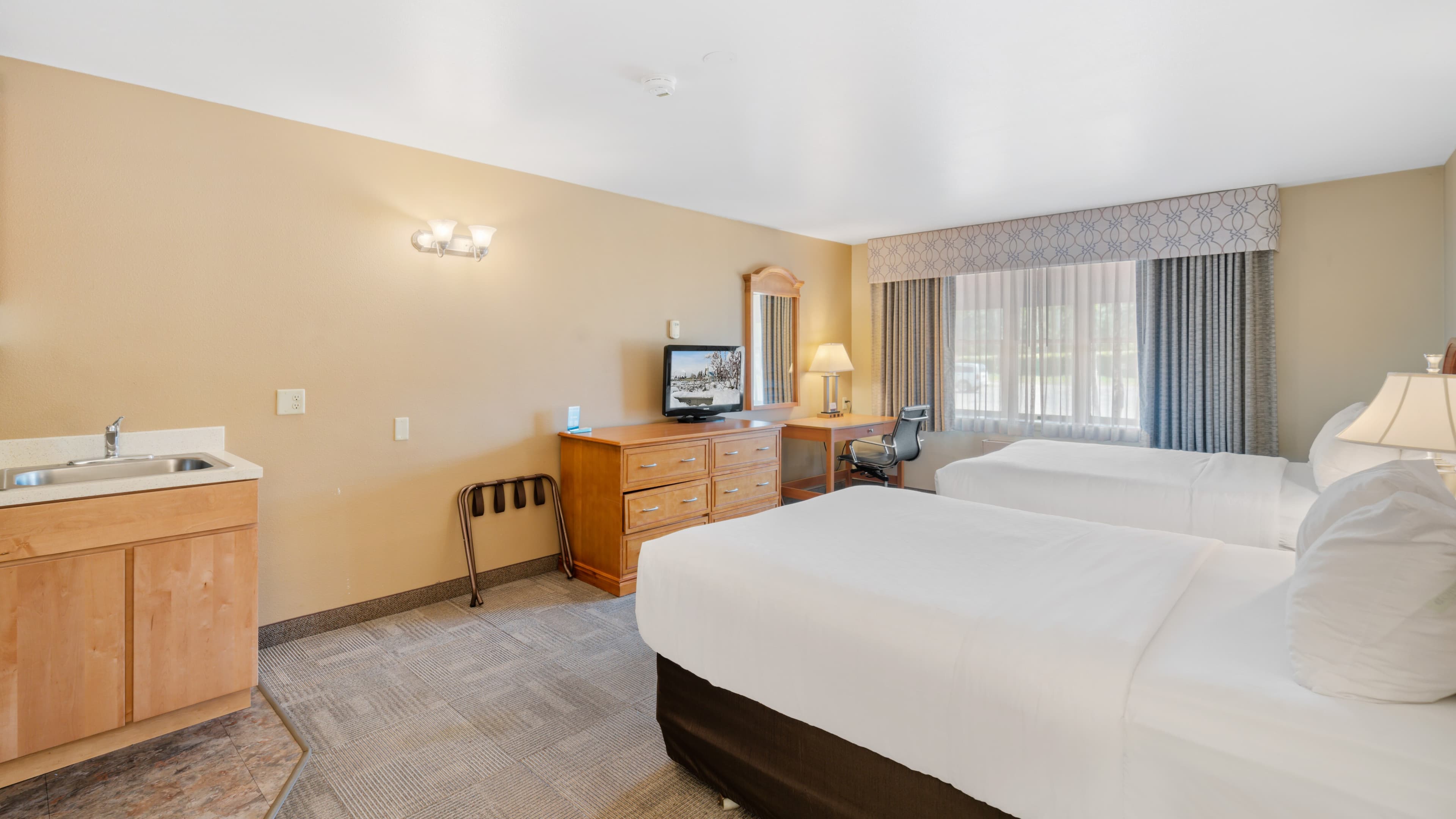 Clarion Hotel & Suites Fairbanks near Ft. Wainwright - Image 4