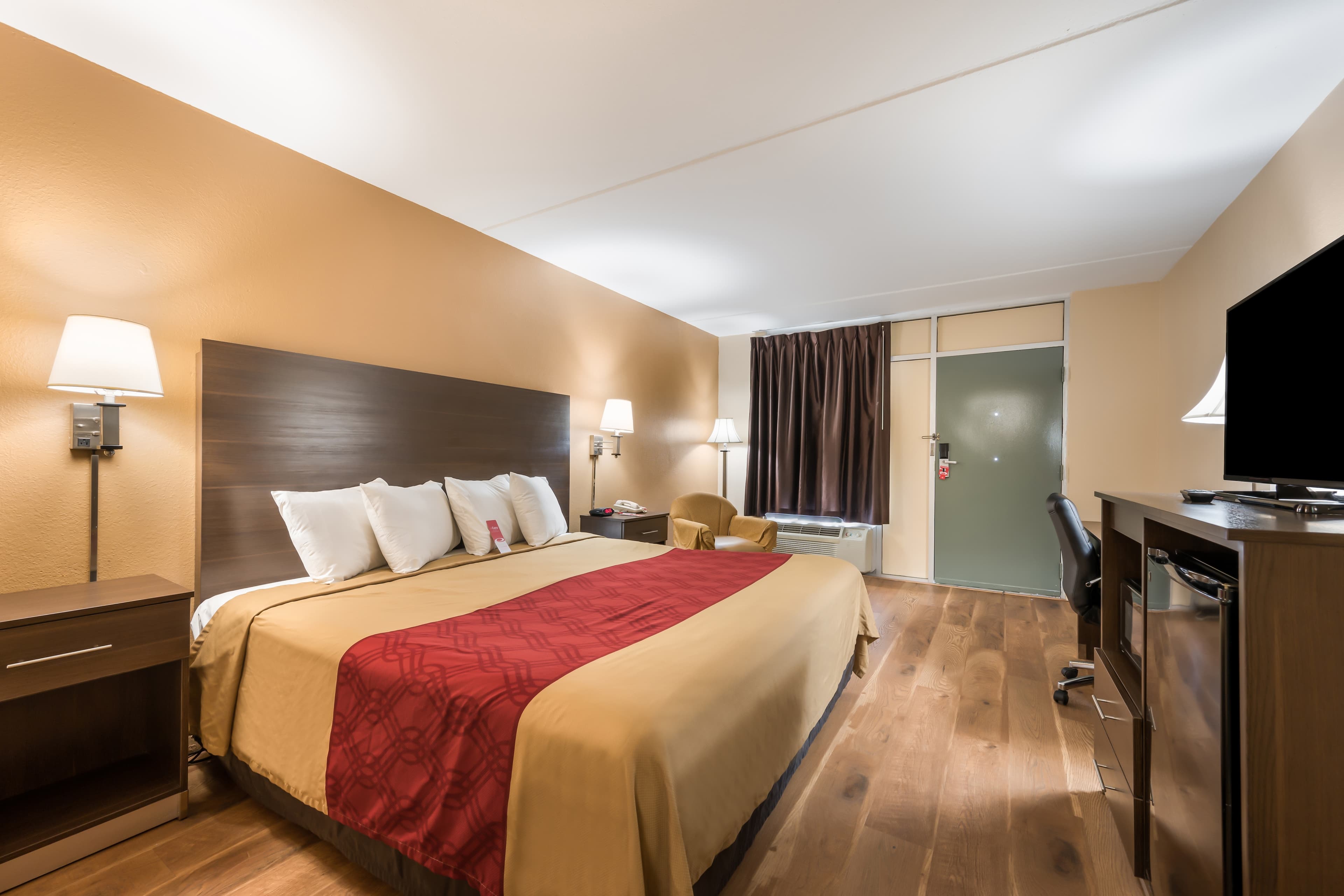Econo Lodge Cullman South — 7